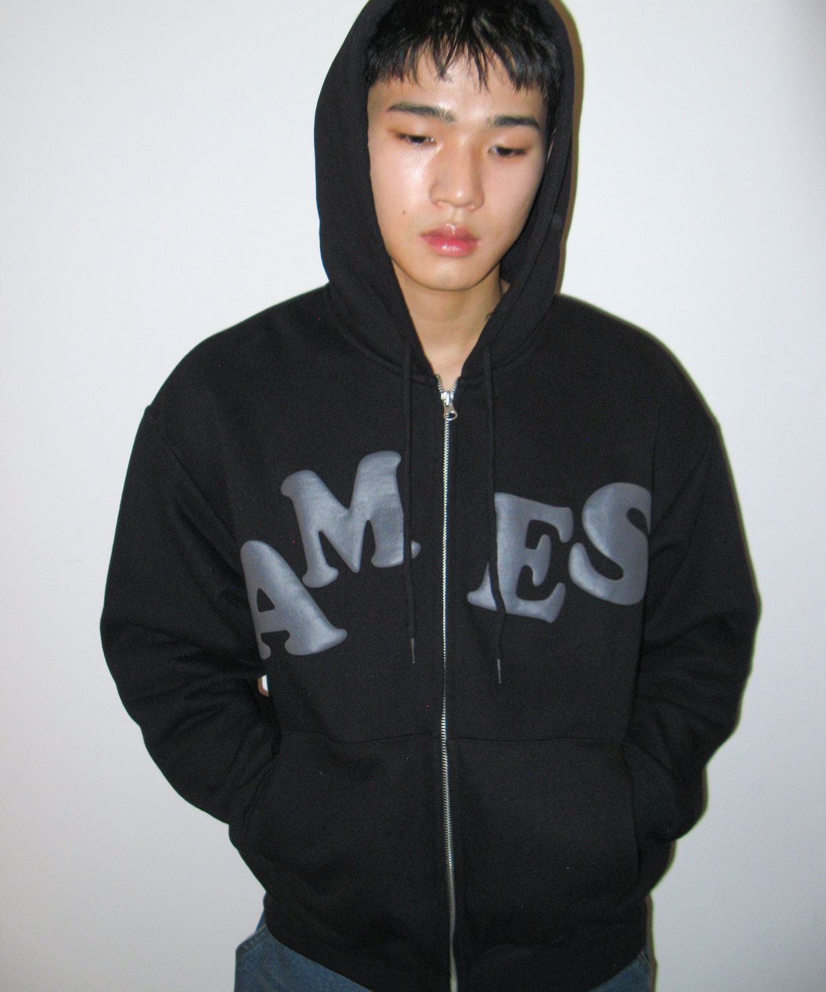 아메스 월드와이드(AMES-WORLDWIDE) BIG TYPO HOODIE ZIP UP BLACK