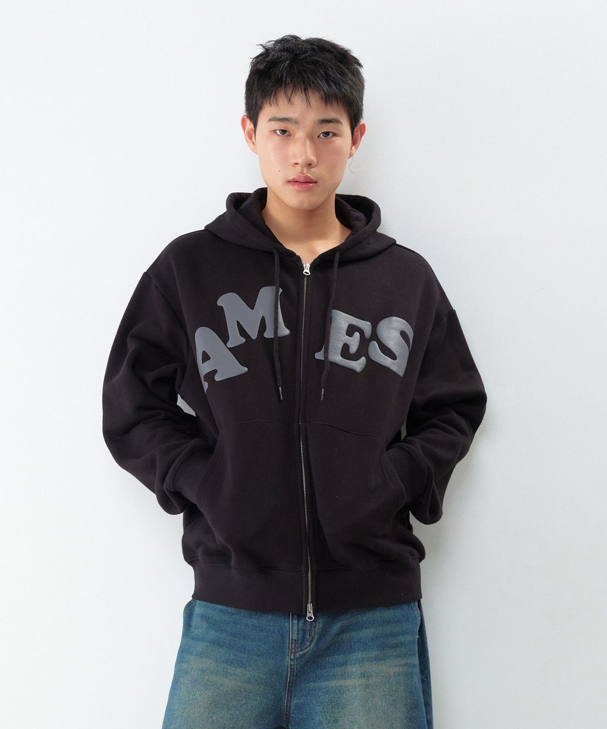 아메스 월드와이드(AMES-WORLDWIDE) BIG TYPO HOODIE ZIP UP BLACK