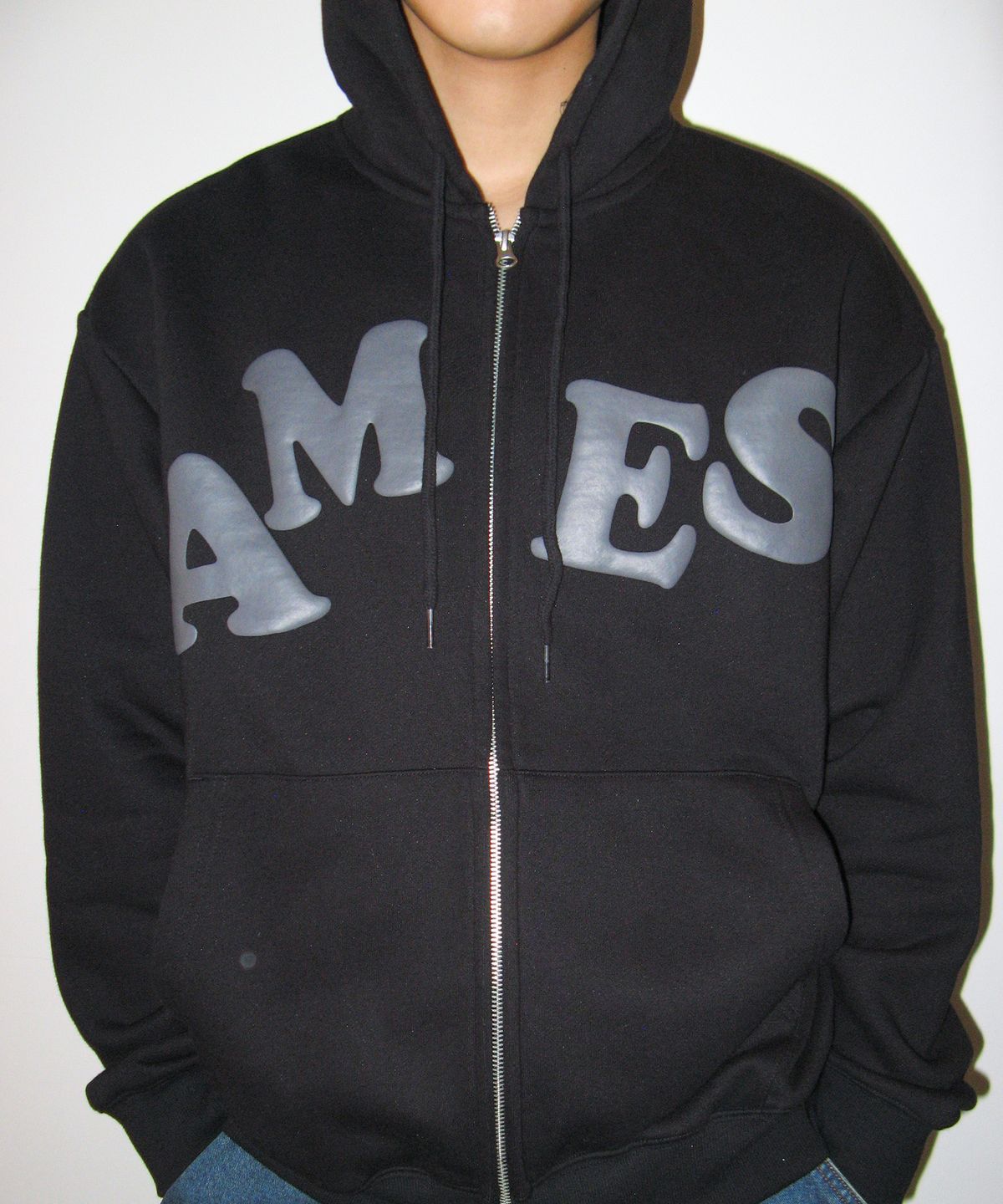 아메스 월드와이드(AMES-WORLDWIDE) BIG TYPO HOODIE ZIP UP BLACK