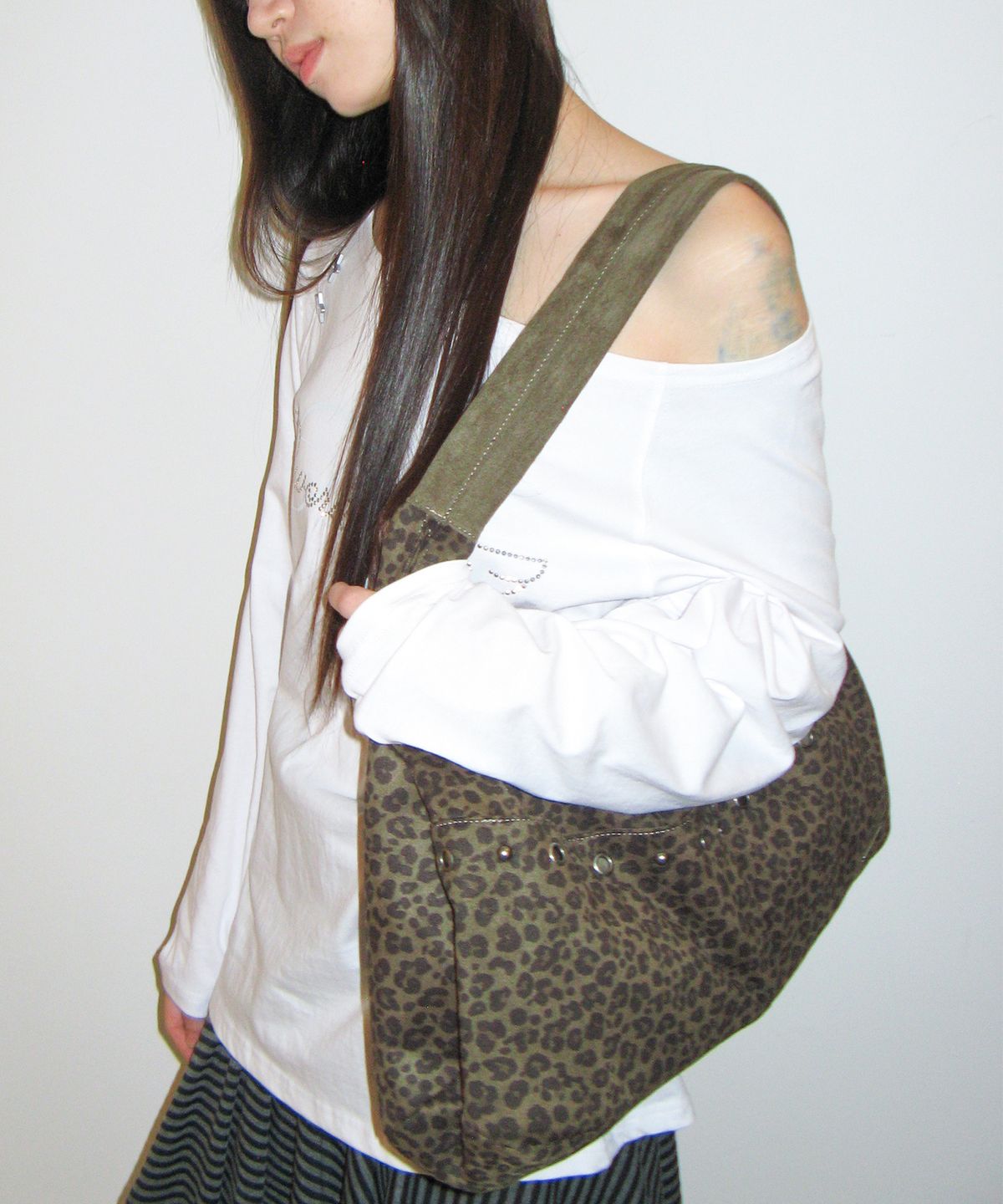 아메스 월드와이드(AMES-WORLDWIDE) LEOPARD STUDDED SHOULDER BAG KHAKI