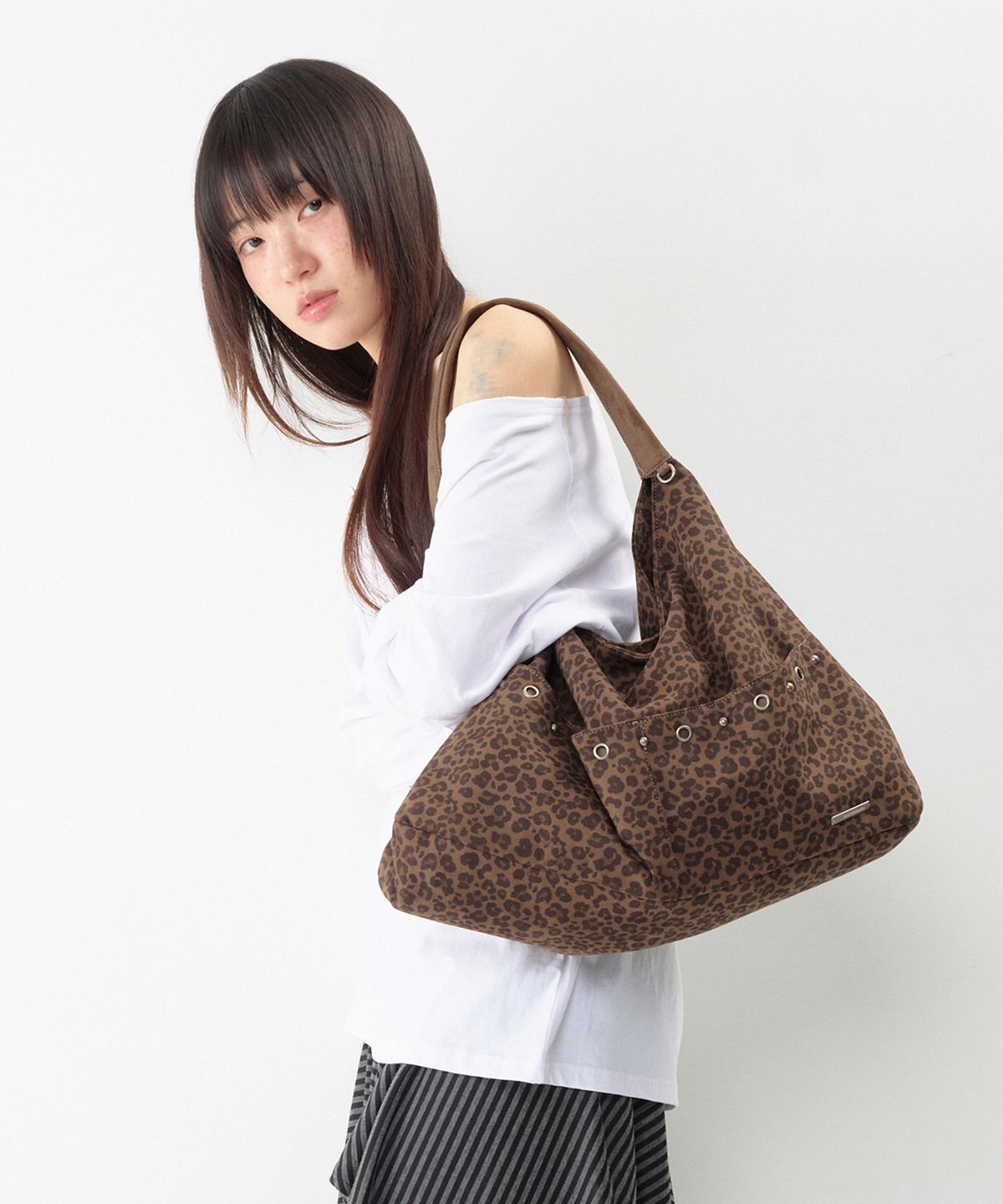 아메스 월드와이드(AMES-WORLDWIDE) LEOPARD STUDDED SHOULDER BAG KHAKI