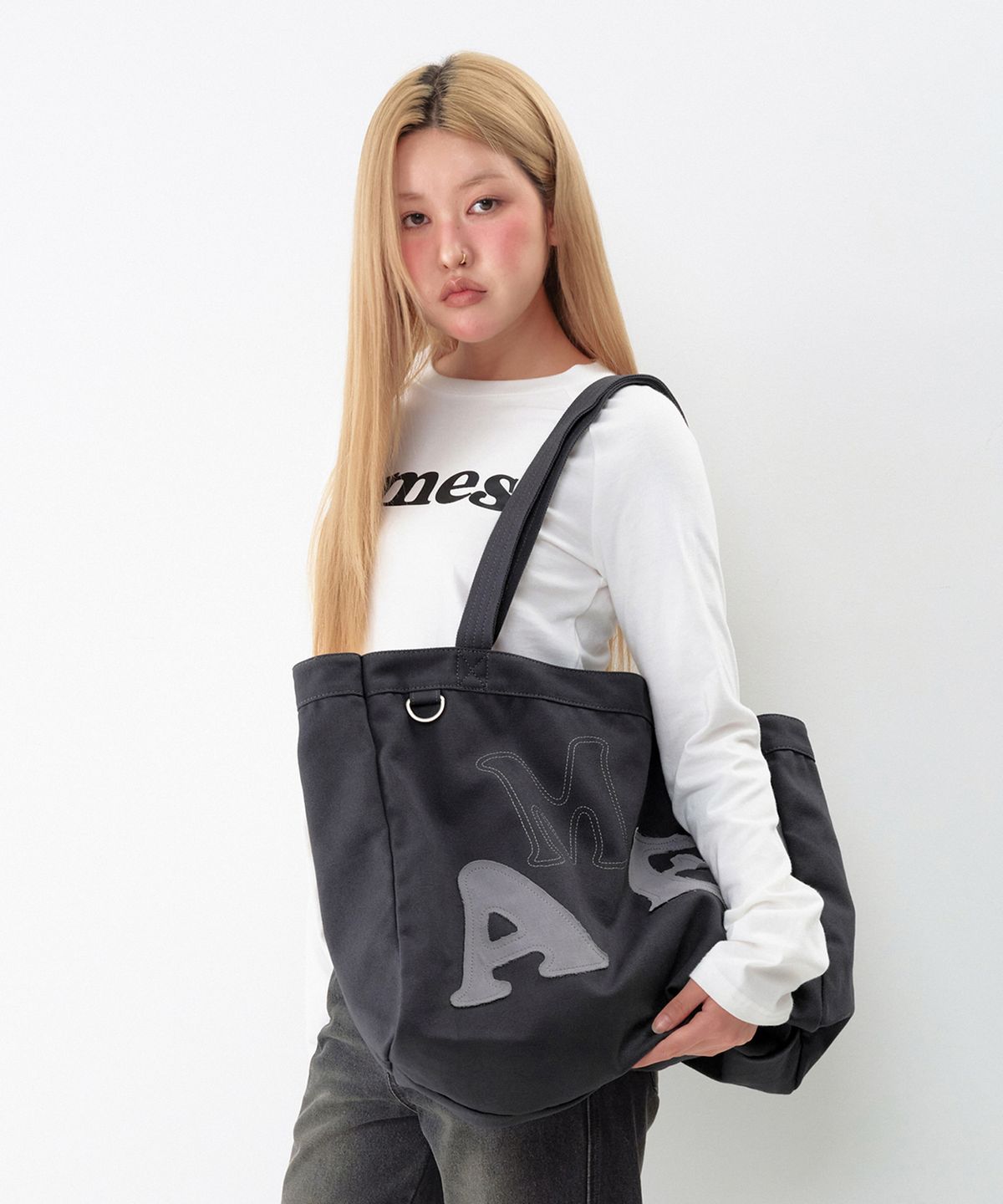 아메스 월드와이드(AMES-WORLDWIDE) BIG TYPO APPLIQUE SHOULDER BAG CHARCOAL