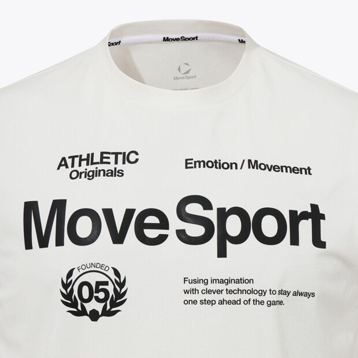 무브스포츠 바이 데상트(MOVESPORT BY DESCENTE) 워딩 그래픽 슬리브리스 화이트 VS121EST11