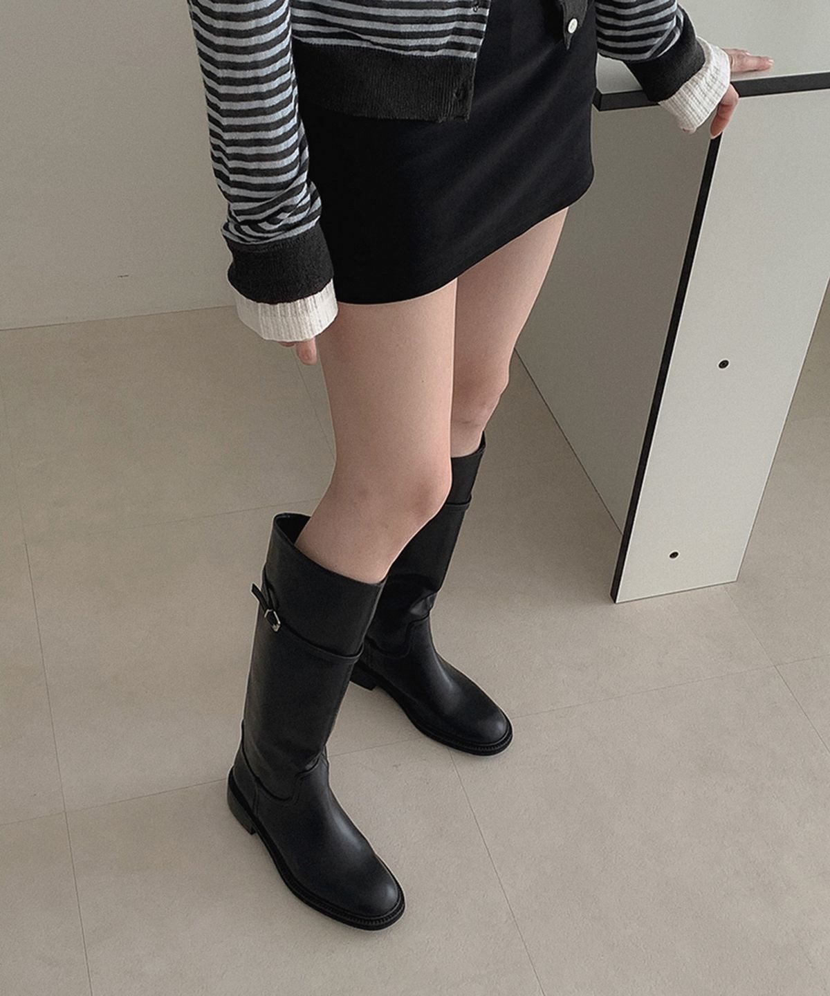 무드앤플(MOODNPLE) Moat 벨티드 장식 부츠 4cm black