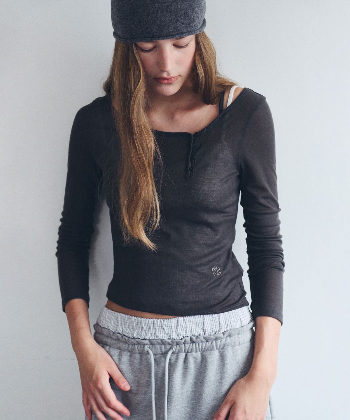 로라로라(ROLAROLA) NUBASIC BUTON LINE RIP T-SHIRT CHARCOAL
