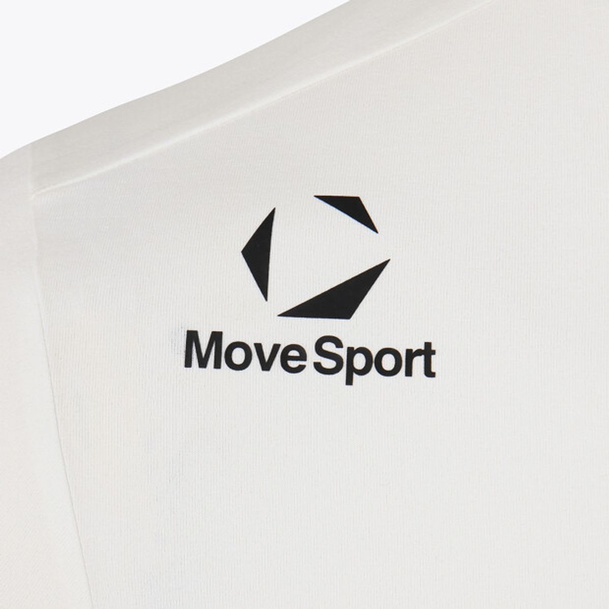 무브스포츠 바이 데상트(MOVESPORT BY DESCENTE) 숄더 워딩 그래픽 반팔 티셔츠 화이트 VS121ETS15