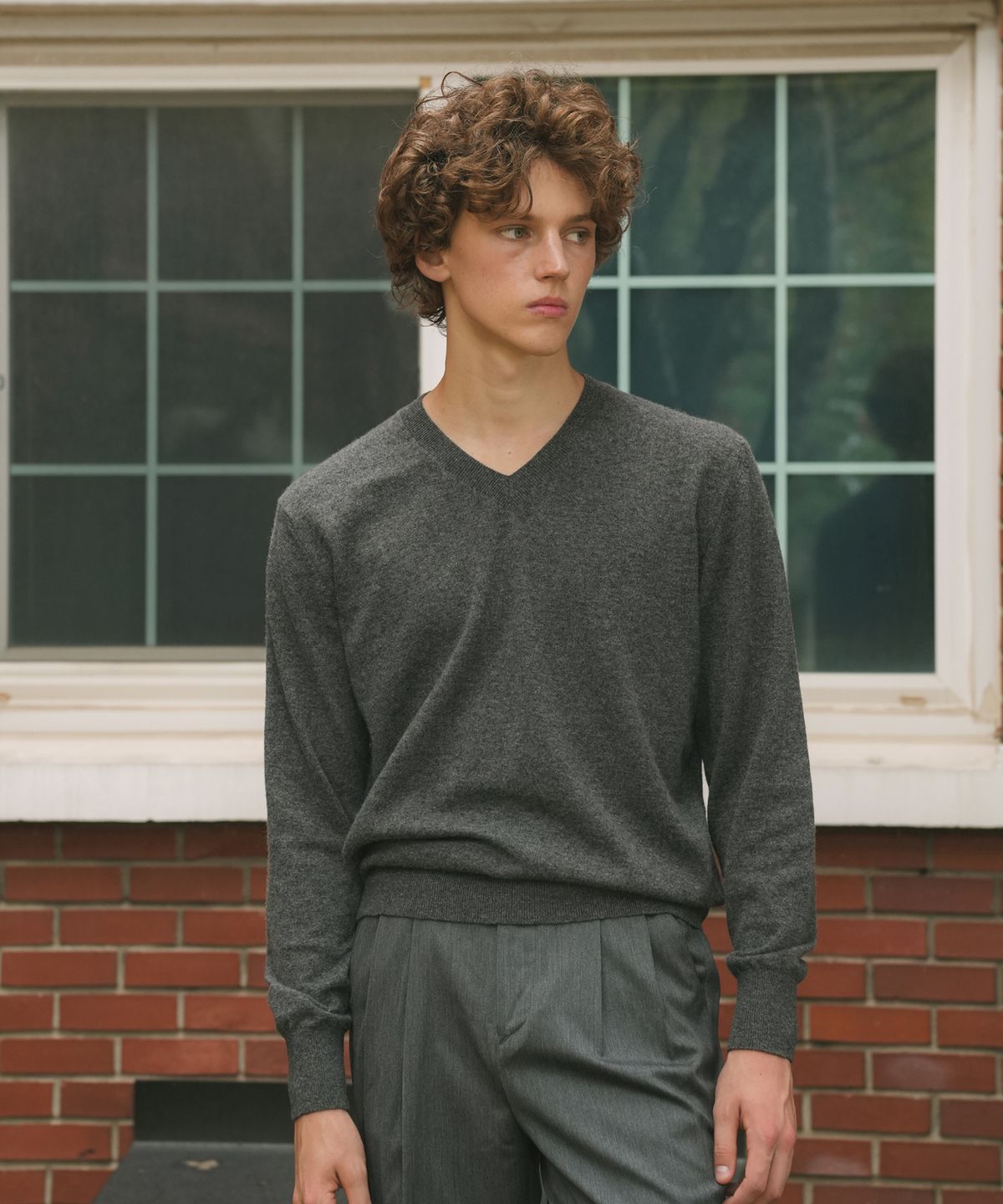 벨리프(BELLIEF) Essential Merino Wool Fine V-Neck Knit (Charcoal)