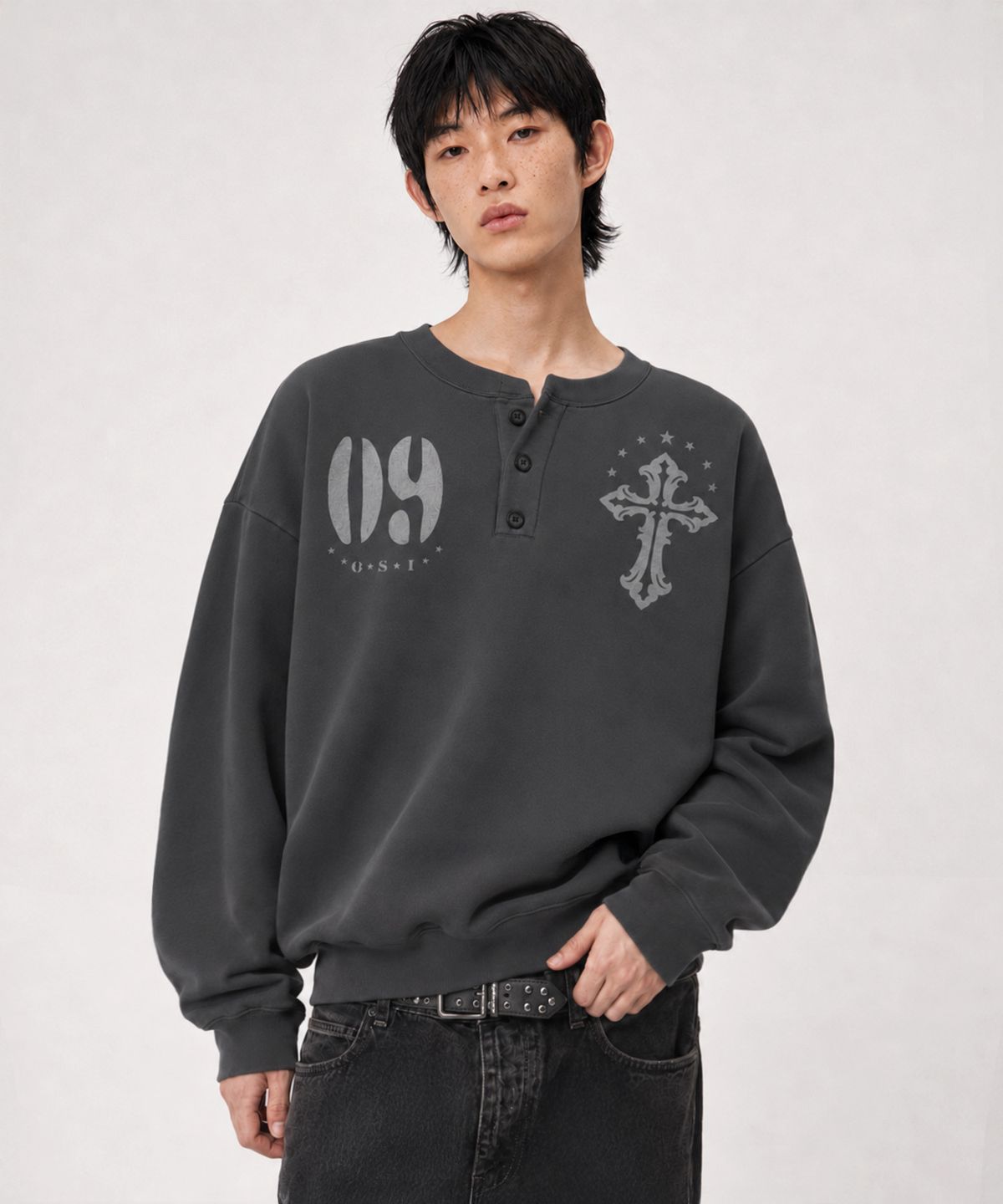오에스아이(OSI) 헨리넥 세미 크롭 맨투맨 별십자가 차콜