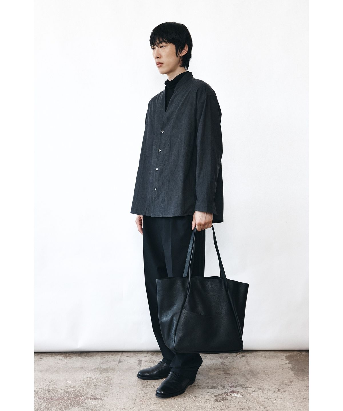 유스(YOUTH) Deep V-neck Shirt - Black
