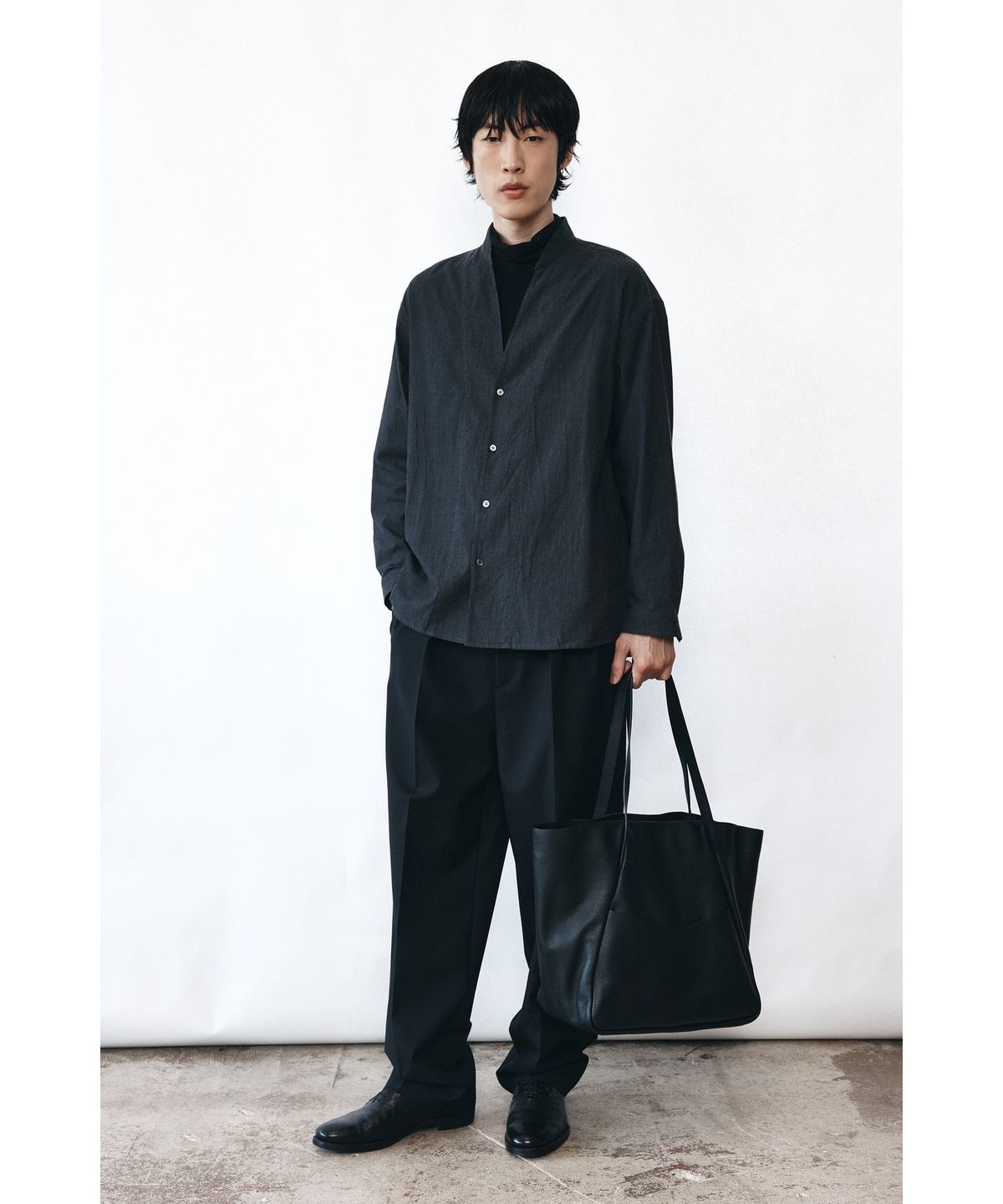 유스(YOUTH) Deep V-neck Shirt - Black