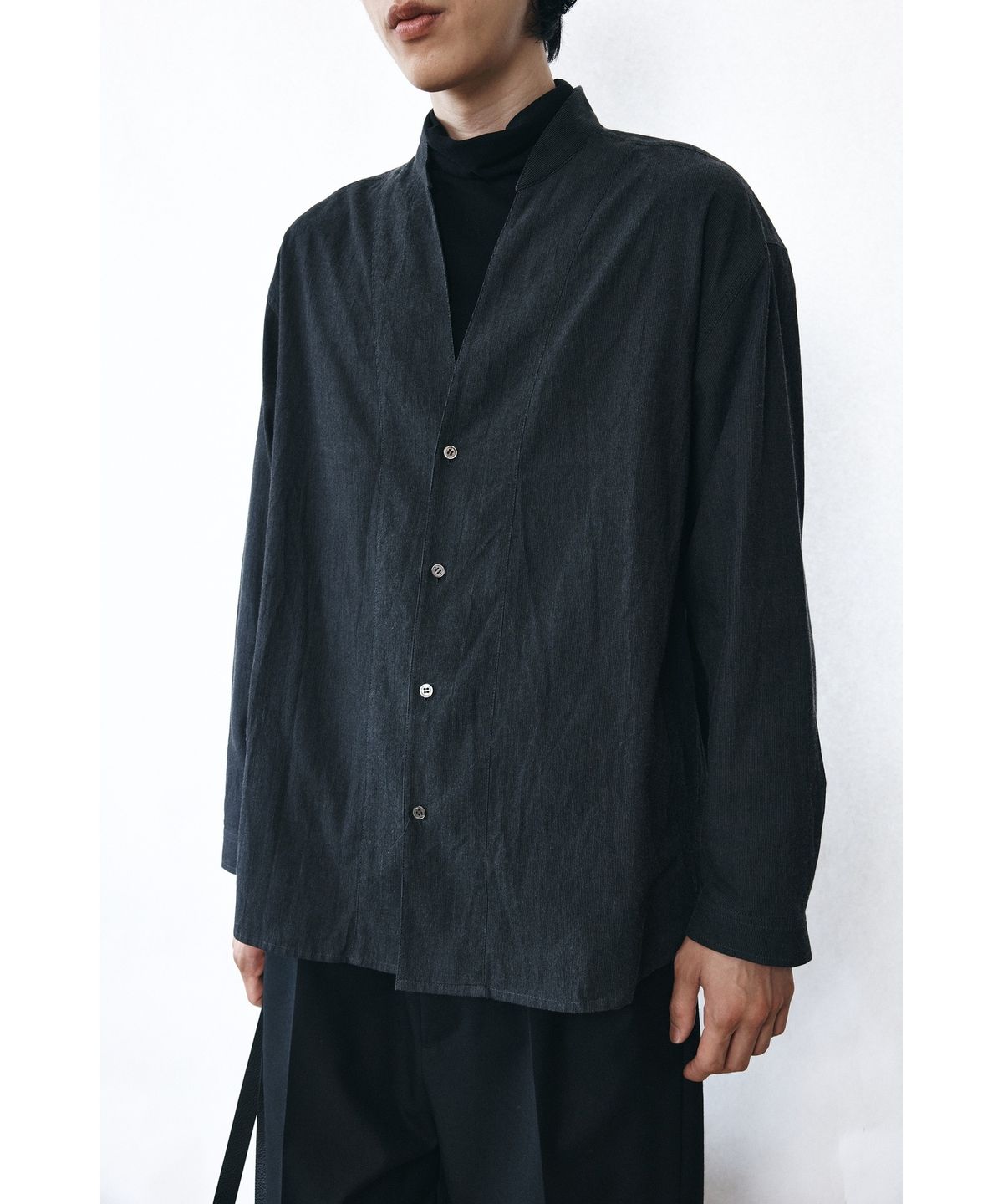 유스(YOUTH) Deep V-neck Shirt - Black
