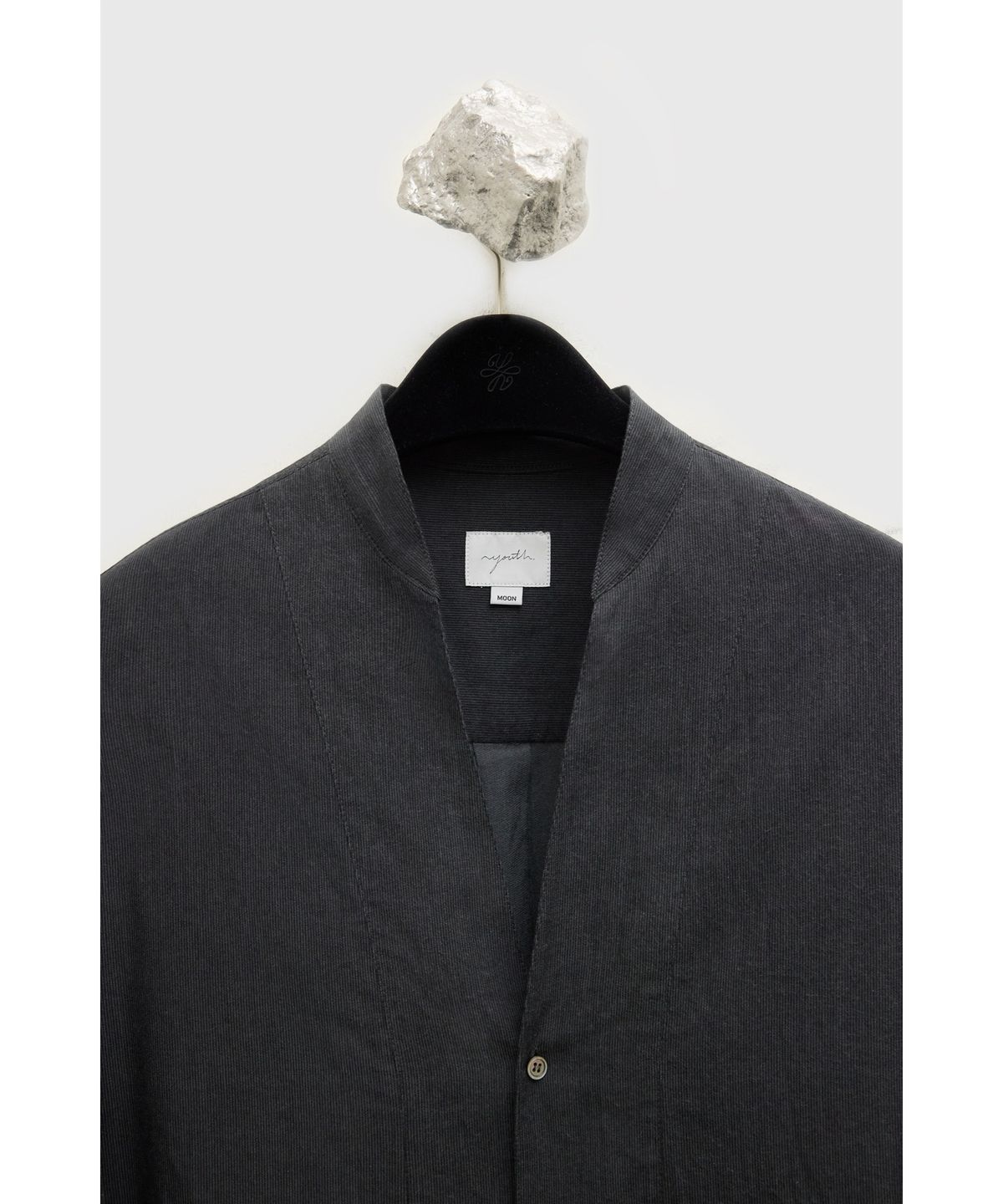 유스(YOUTH) Deep V-neck Shirt - Black