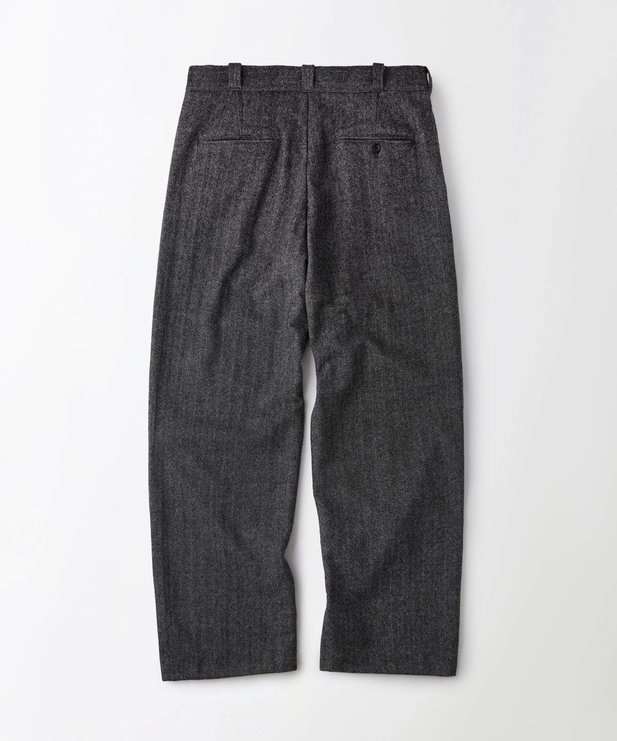 아웃스탠딩(OUTSTANDING) WOOL HERRINGBONE OFFICER TROUSERS_CHARCOAL