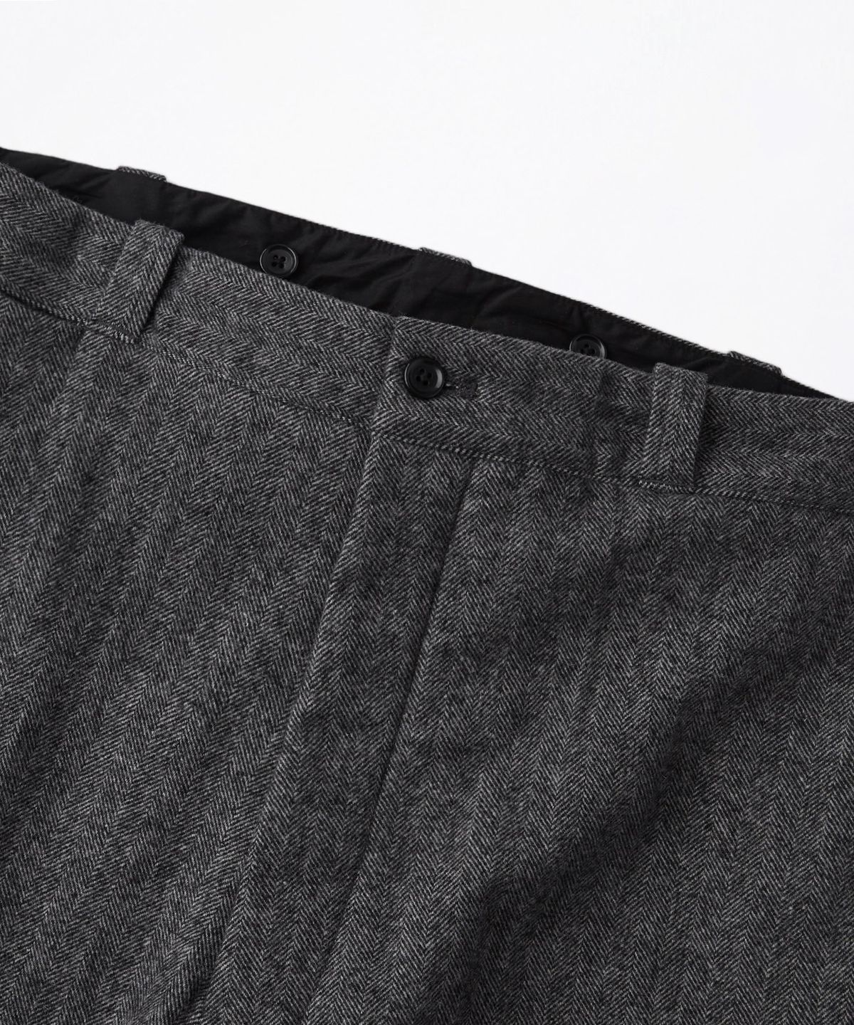 아웃스탠딩(OUTSTANDING) WOOL HERRINGBONE OFFICER TROUSERS_CHARCOAL