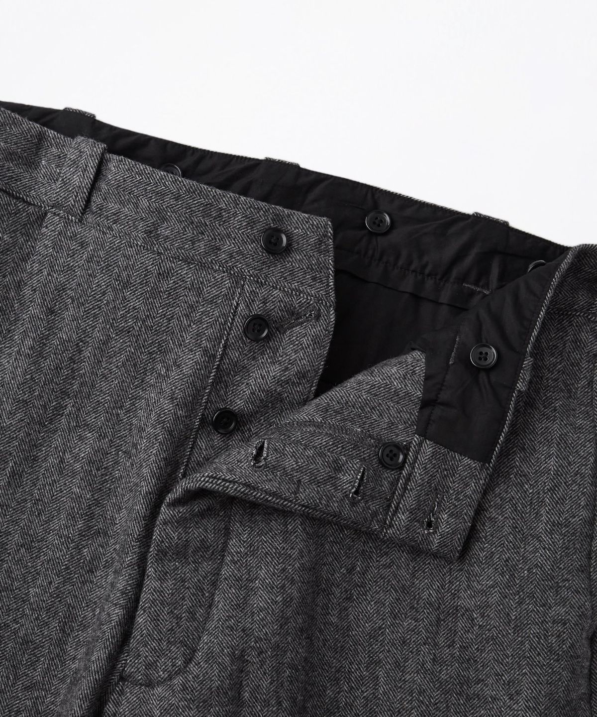 아웃스탠딩(OUTSTANDING) WOOL HERRINGBONE OFFICER TROUSERS_CHARCOAL