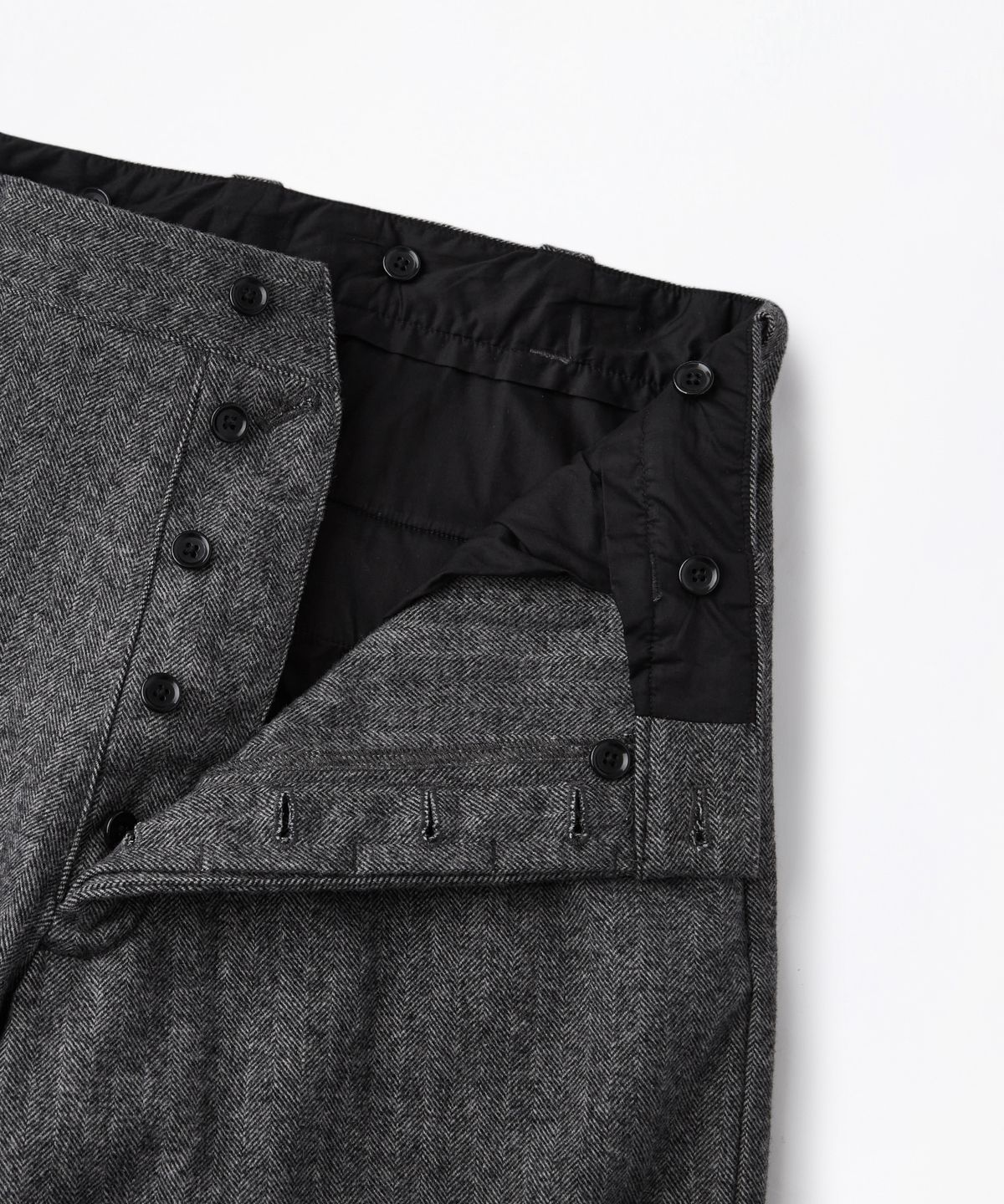 아웃스탠딩(OUTSTANDING) WOOL HERRINGBONE OFFICER TROUSERS_CHARCOAL