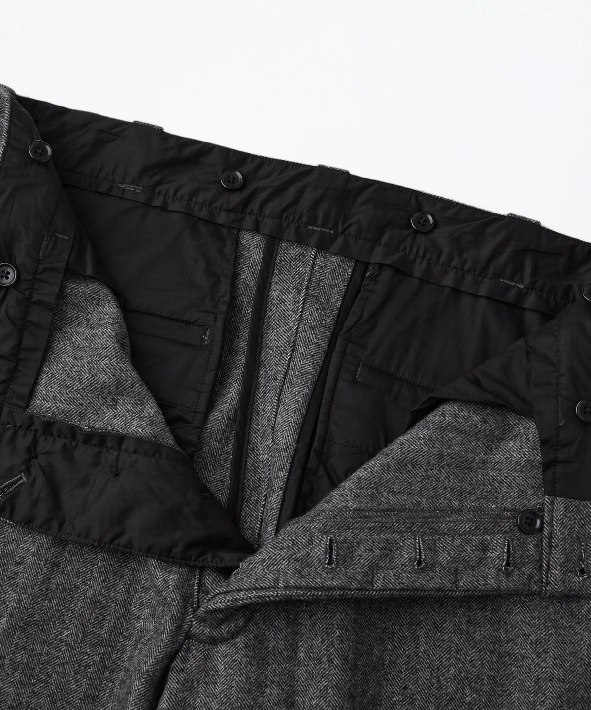아웃스탠딩(OUTSTANDING) WOOL HERRINGBONE OFFICER TROUSERS_CHARCOAL