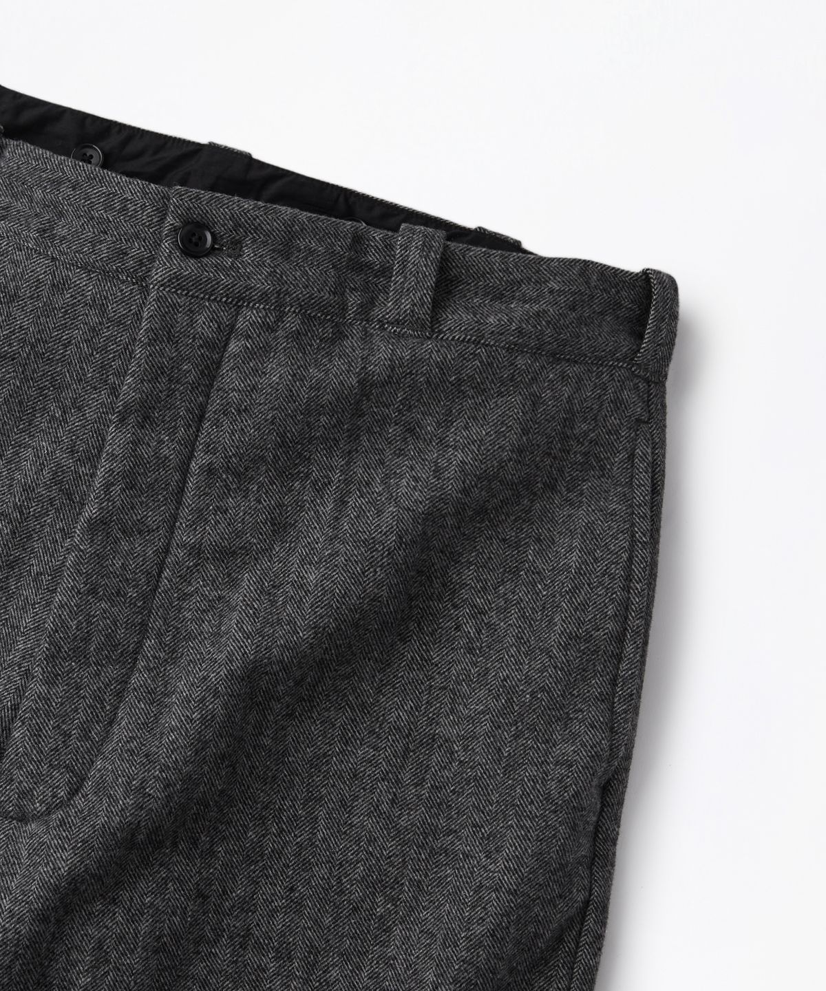 아웃스탠딩(OUTSTANDING) WOOL HERRINGBONE OFFICER TROUSERS_CHARCOAL