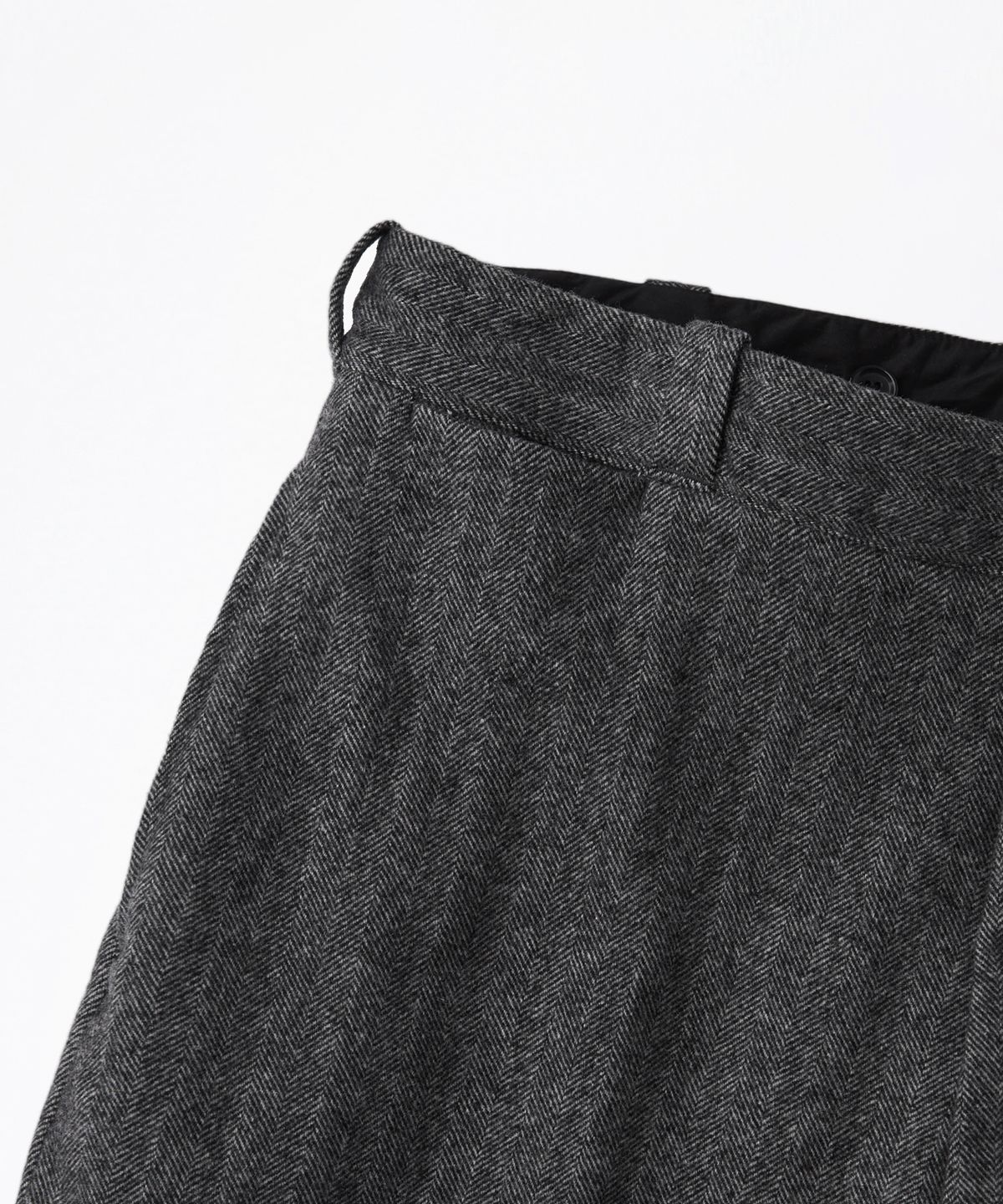 아웃스탠딩(OUTSTANDING) WOOL HERRINGBONE OFFICER TROUSERS_CHARCOAL