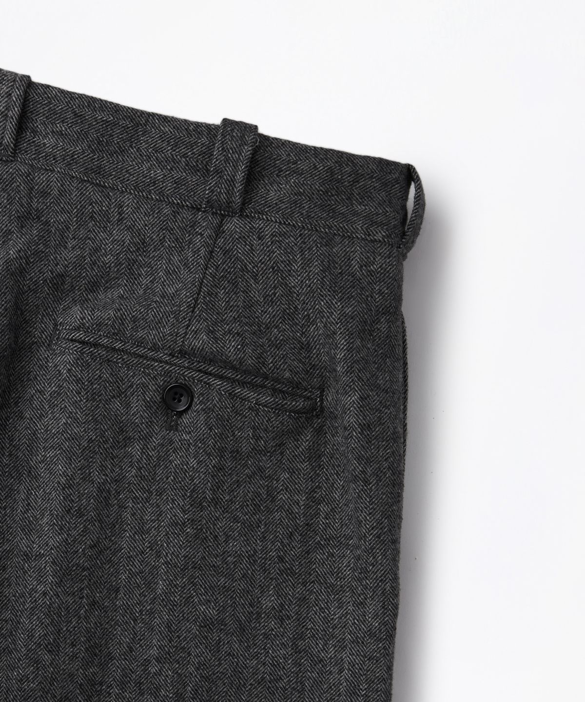 아웃스탠딩(OUTSTANDING) WOOL HERRINGBONE OFFICER TROUSERS_CHARCOAL