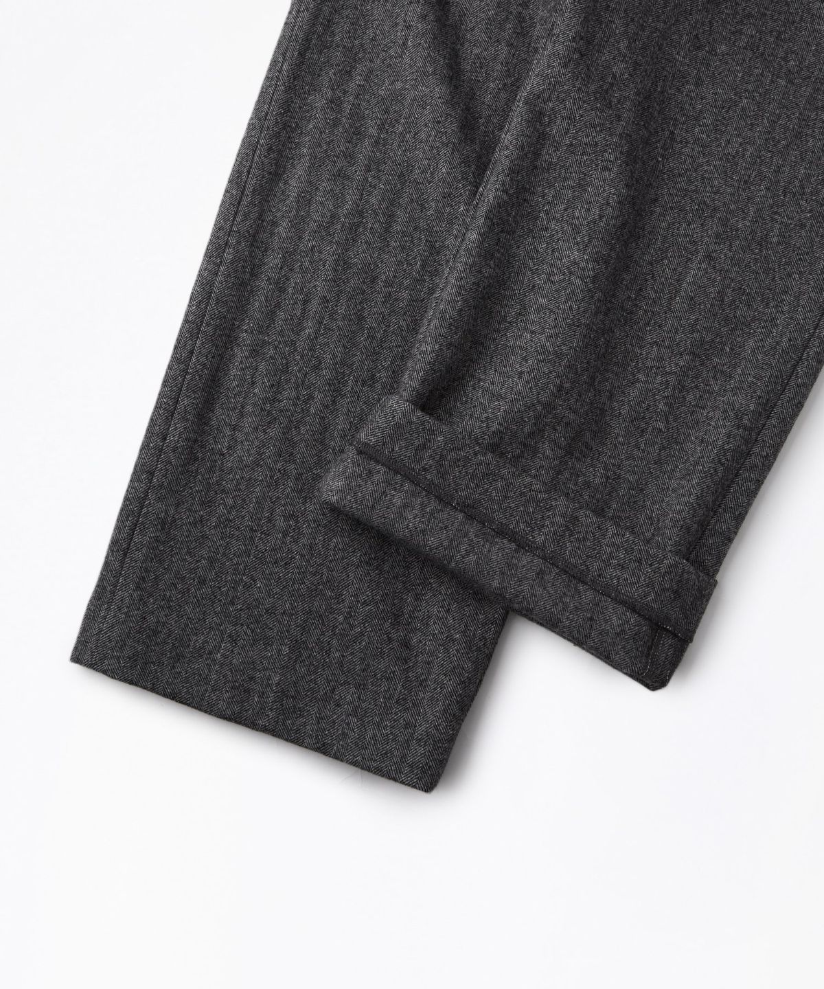 아웃스탠딩(OUTSTANDING) WOOL HERRINGBONE OFFICER TROUSERS_CHARCOAL