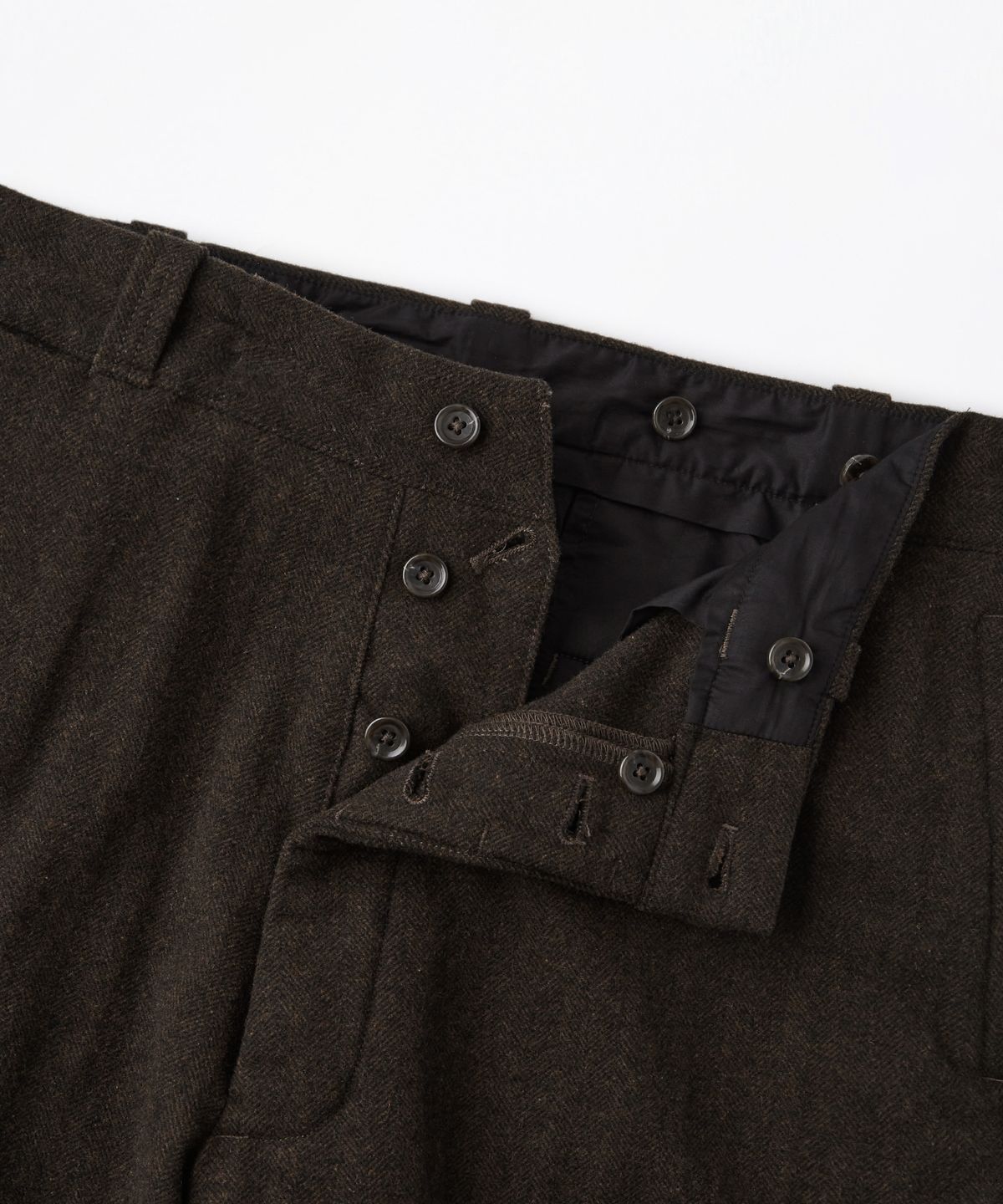 아웃스탠딩(OUTSTANDING) WOOL HERRINGBONE OFFICER TROUSERS_D.BROWN