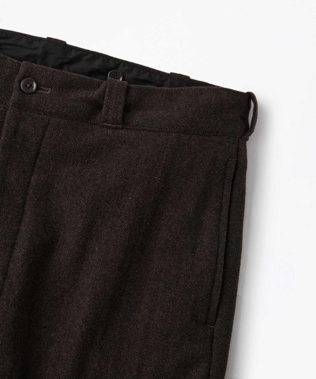 아웃스탠딩(OUTSTANDING) WOOL HERRINGBONE OFFICER TROUSERS_D.BROWN