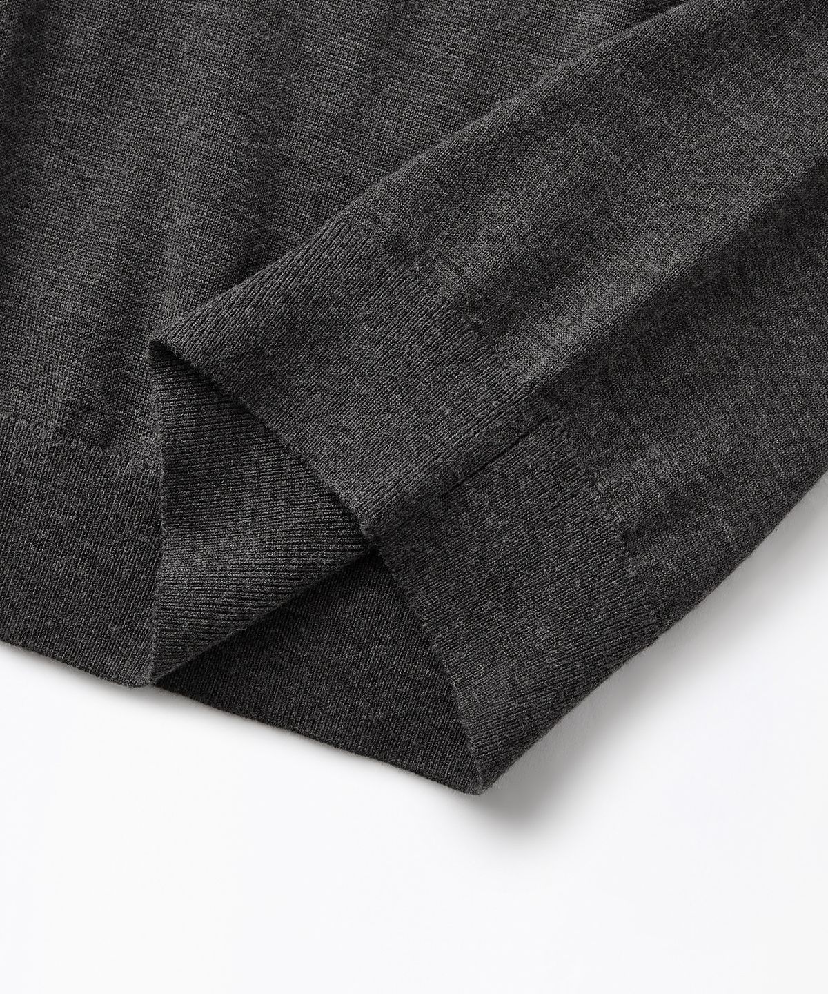 아웃스탠딩(OUTSTANDING) SOFT YARN MOCK NECK KNIT SWEATER_CHARCOAL