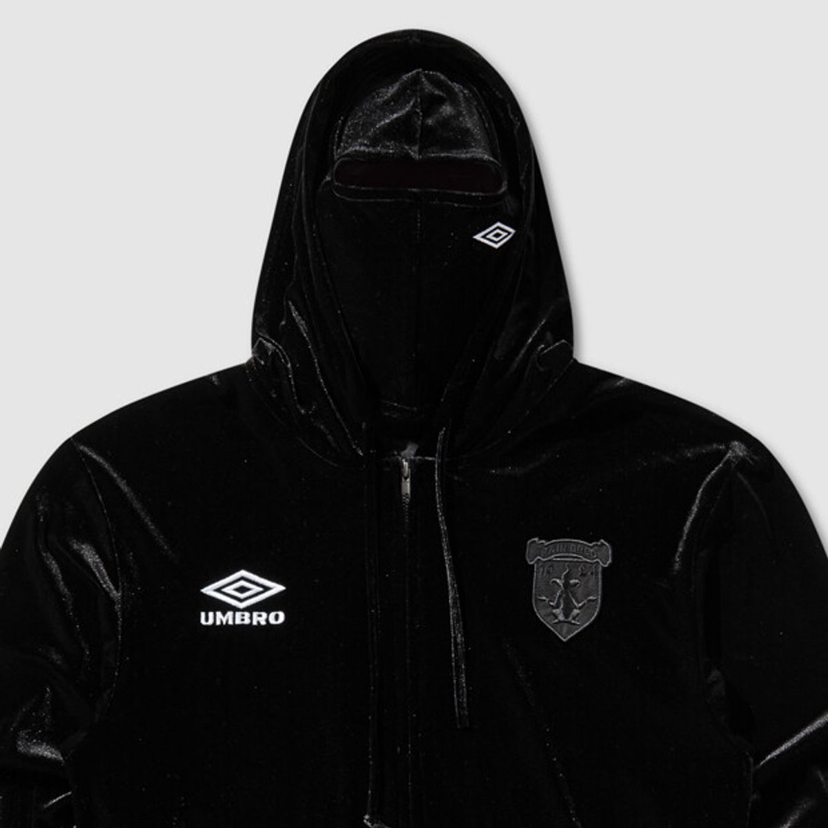 엄브로(UMBRO) [UMB X SLAM JAM] 벨벳 마스크 후드집업 블랙 UR311OFT92
