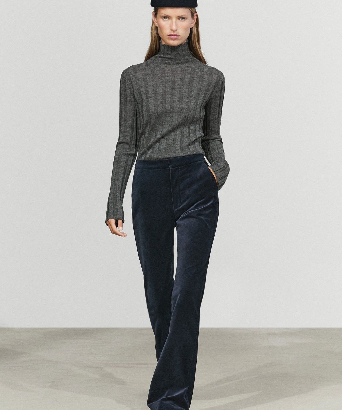 마시모두띠(MASSIMO DUTTI) 스키니 플레어핏 벨벳 팬츠