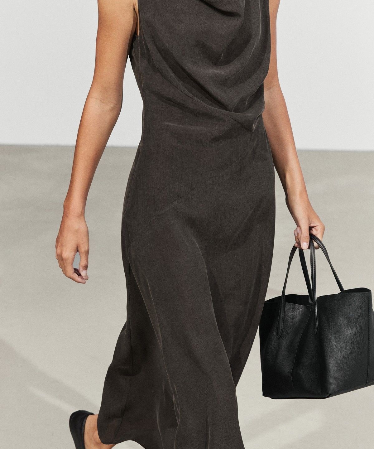 마시모두띠(MASSIMO DUTTI) 드레이프 디테일 미디 원피스