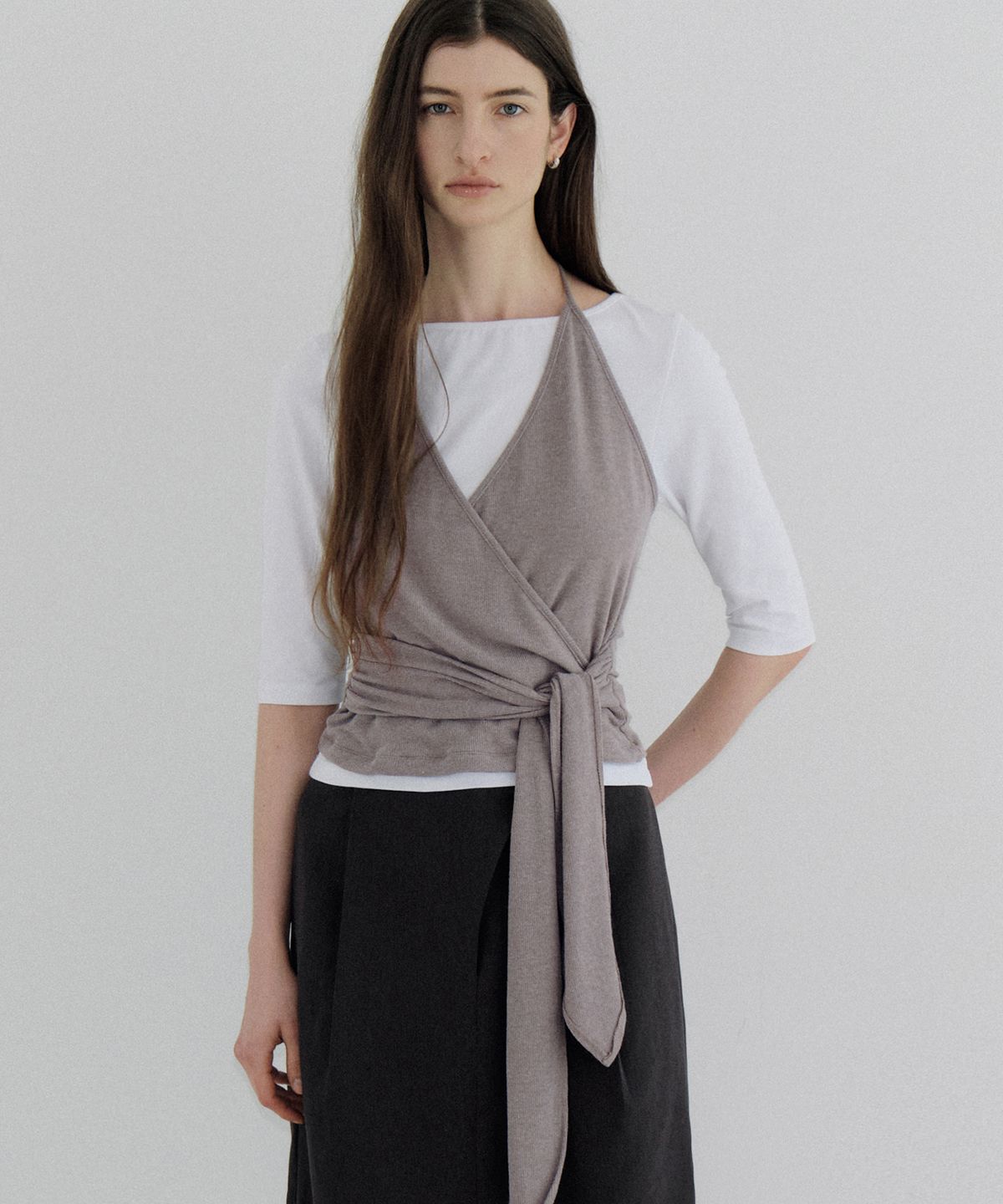 아워코모스(OURCOMOS) layered halter wrap T-shirt (cocoa) orc 6104