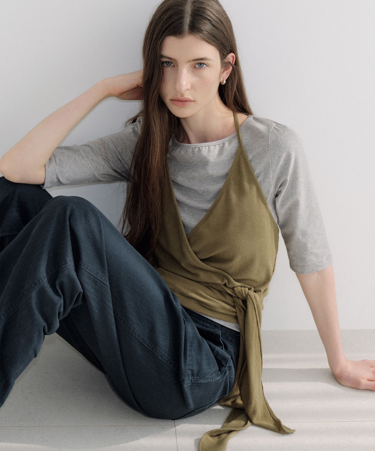 아워코모스(OURCOMOS) layered halter wrap T-shirt (olive) orc 6105