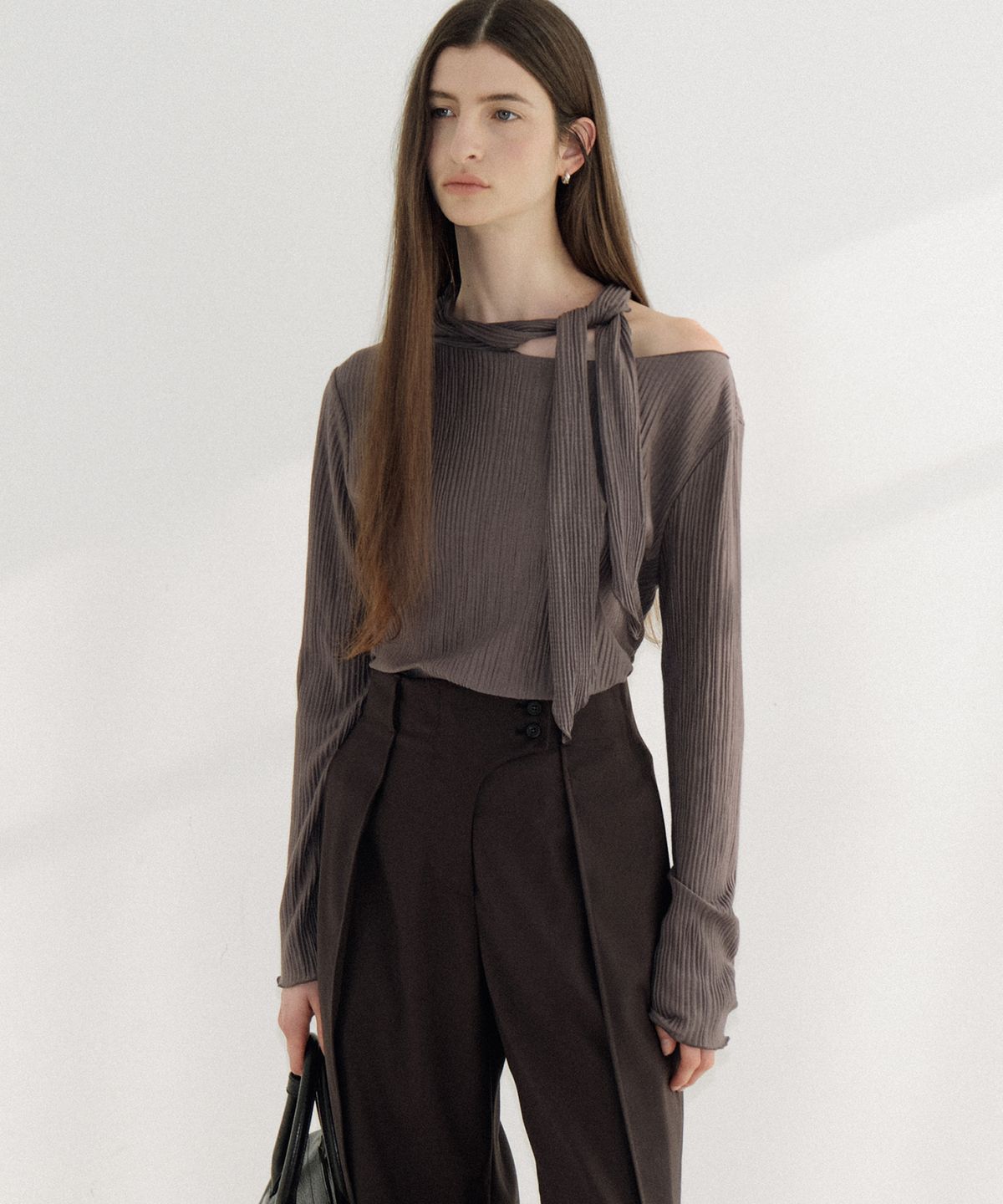 아워코모스(OURCOMOS) soft pleated scarf T-shirt (taupe) orc 6107