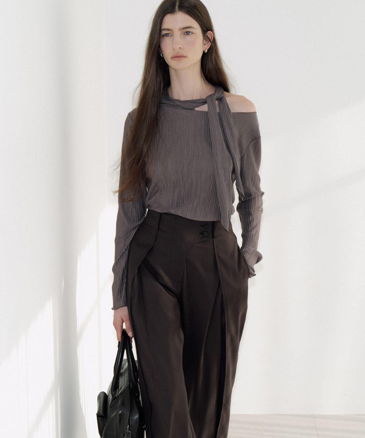 아워코모스(OURCOMOS) soft pleated scarf T-shirt (taupe) orc 6107