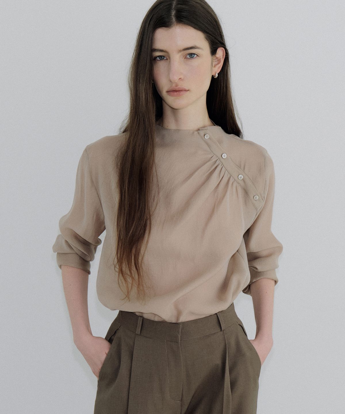 아워코모스(OURCOMOS) high-neck shirring blouse (mocha) orc 6112