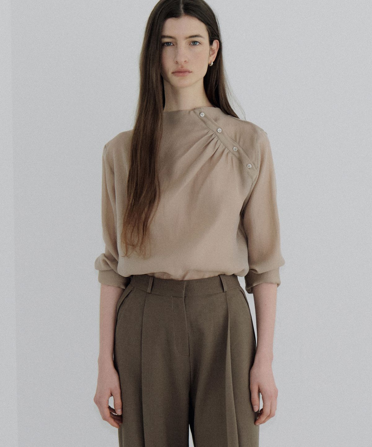 아워코모스(OURCOMOS) high-neck shirring blouse (mocha) orc 6112