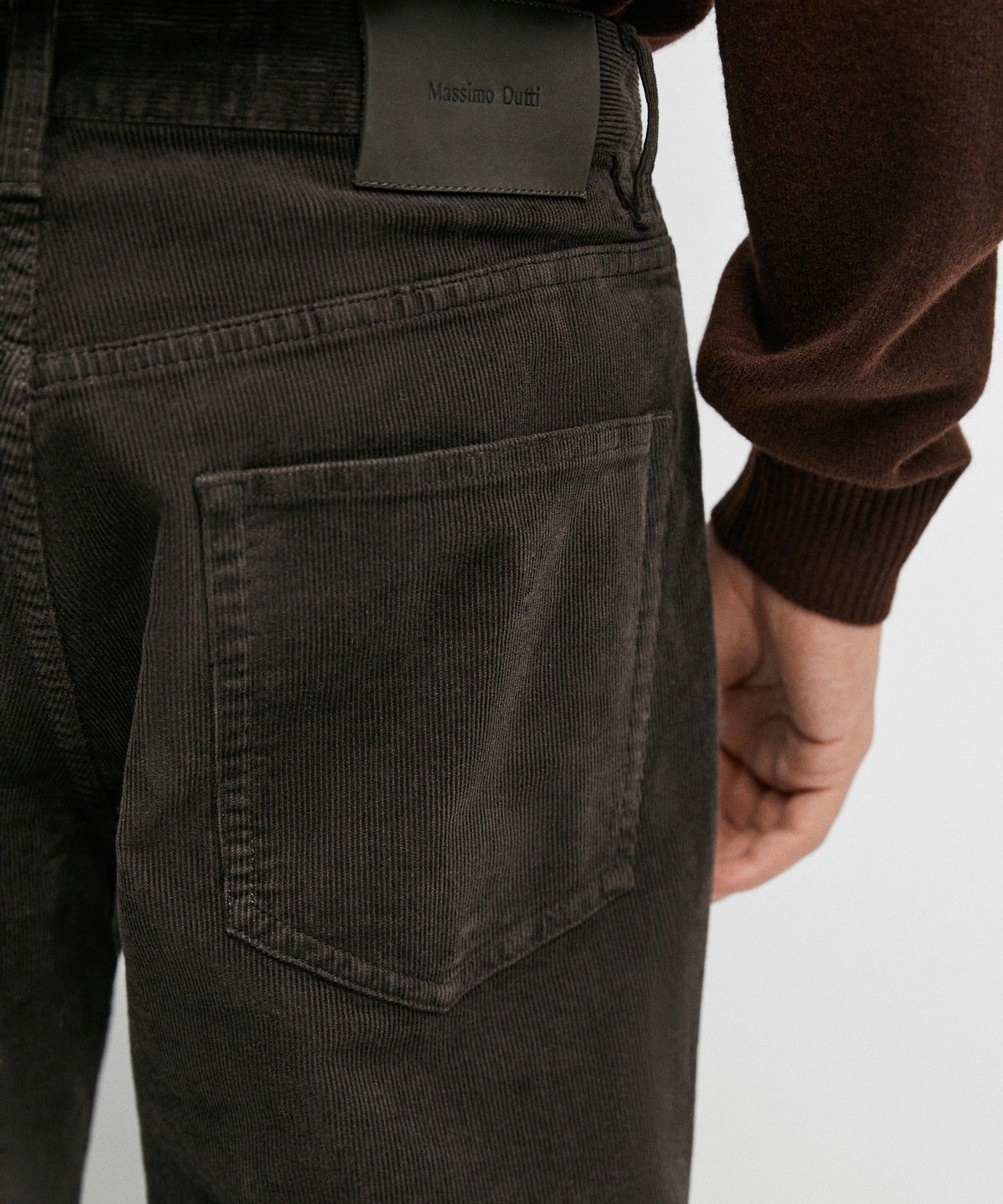 마시모두띠(MASSIMO DUTTI) 테이퍼드 핏 코듀로이 팬츠