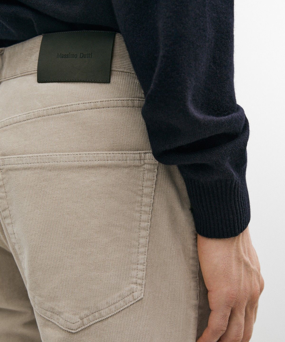 마시모두띠(MASSIMO DUTTI) 테이퍼드 핏 코듀로이 팬츠