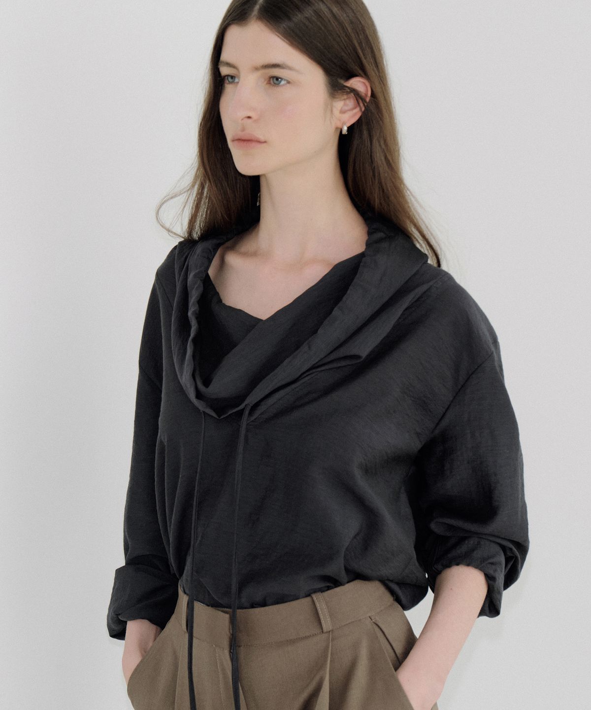 아워코모스(OURCOMOS) draped cowl hood blouse (midnight) orc 6115