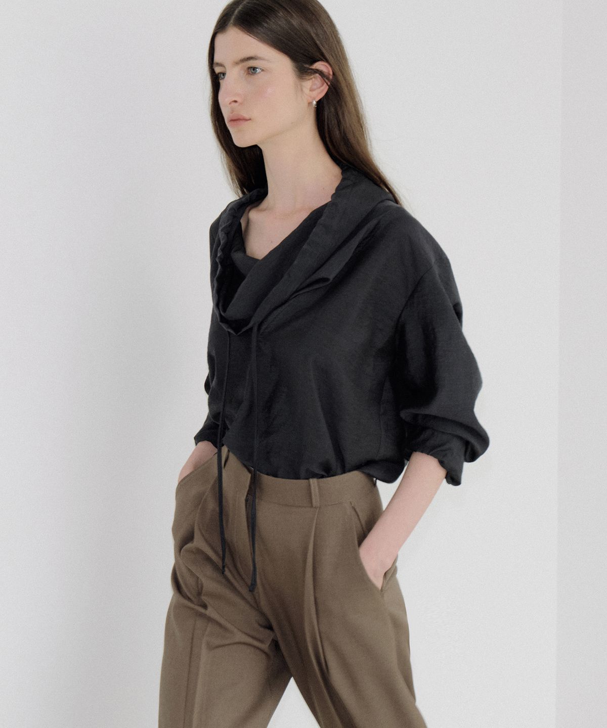 아워코모스(OURCOMOS) draped cowl hood blouse (midnight) orc 6115