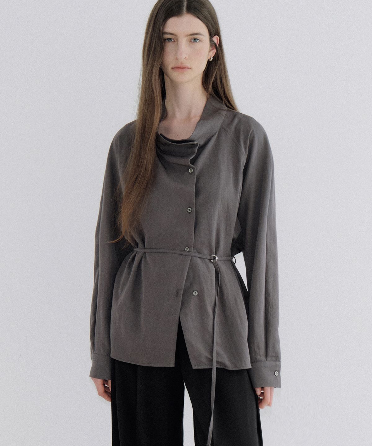 아워코모스(OURCOMOS) high neck cowl blouse (charcoal brown) orc 6117
