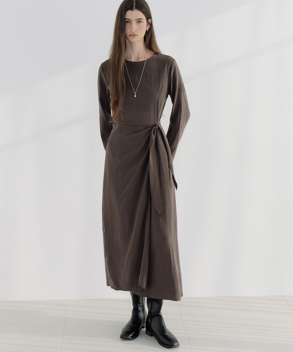 아워코모스(OURCOMOS) diagonal strap dress (dark brown) orc 6120
