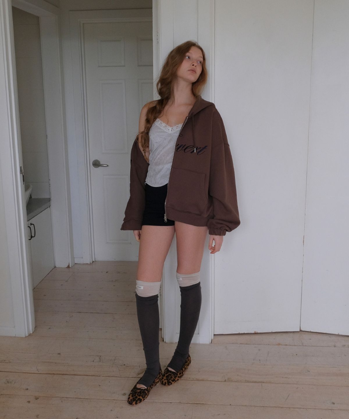 타버트(TARVERT) Tarvert Hooded Zip Up - Brown