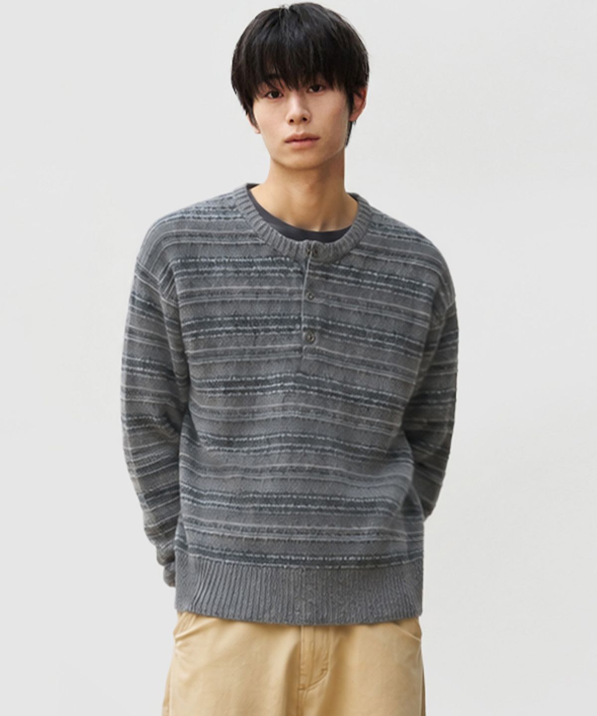 아워데이즈(OURDAYZ) 퍼지 헤어리 스트라이프 헨리넥 니트 [GREY]