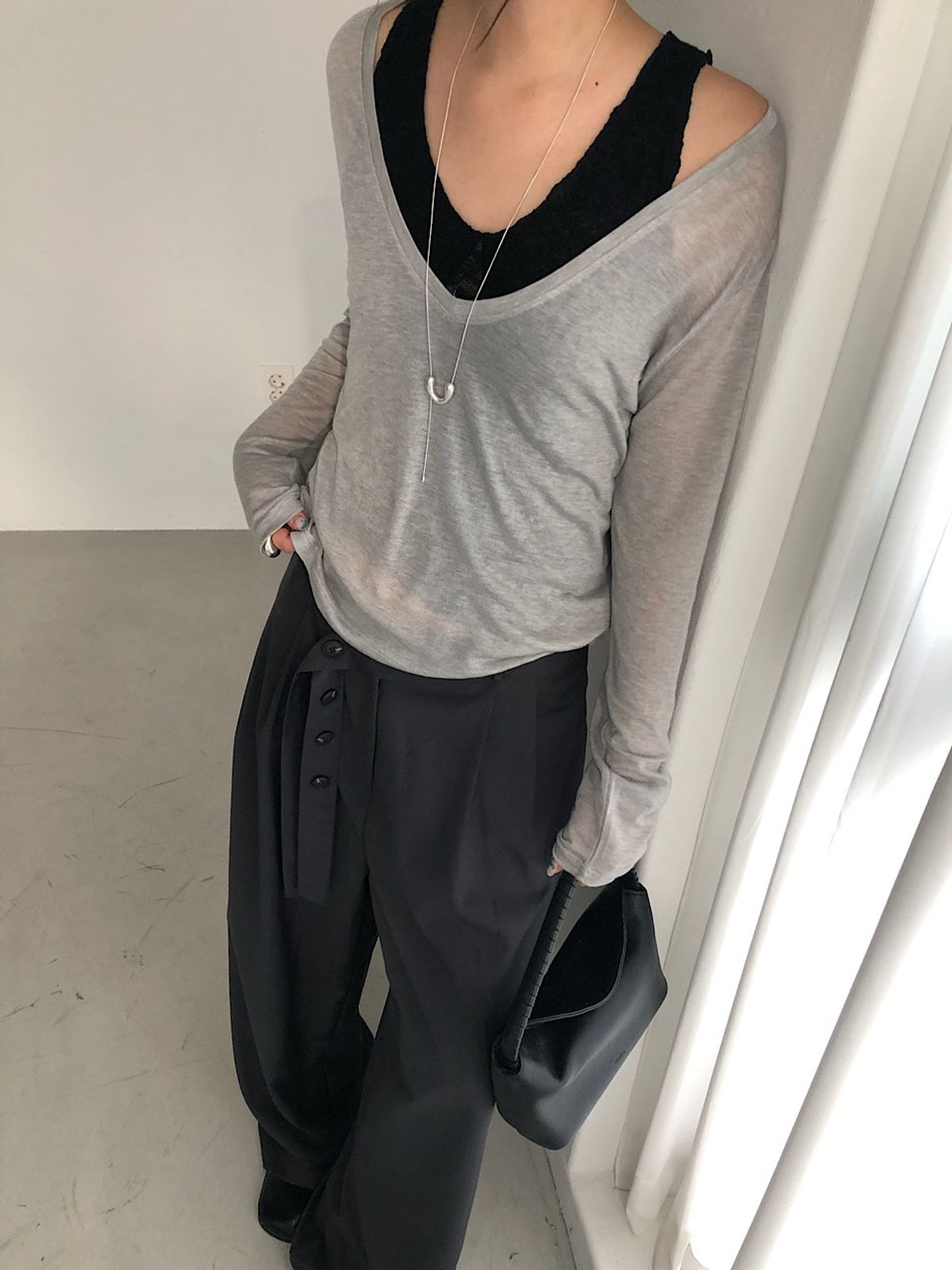 아포엠(APOEM) Loose V-Neck Long Sleeve (3C)