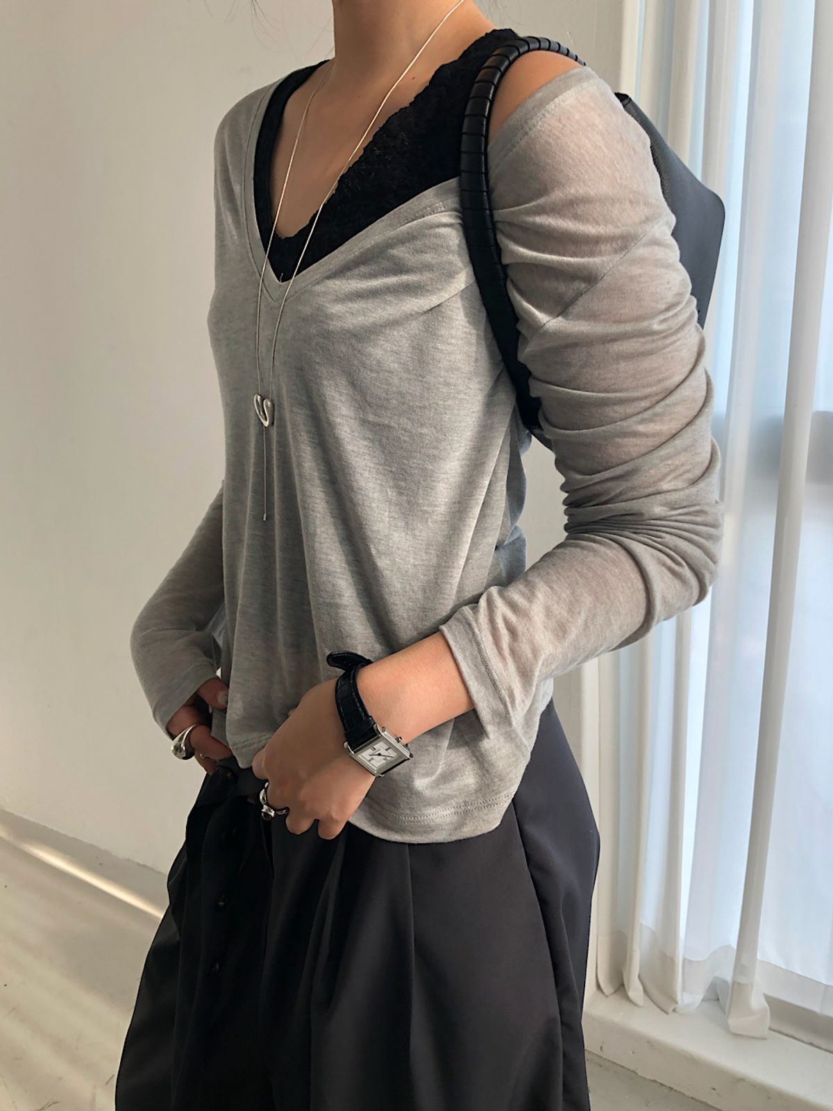아포엠(APOEM) Loose V-Neck Long Sleeve (3C)