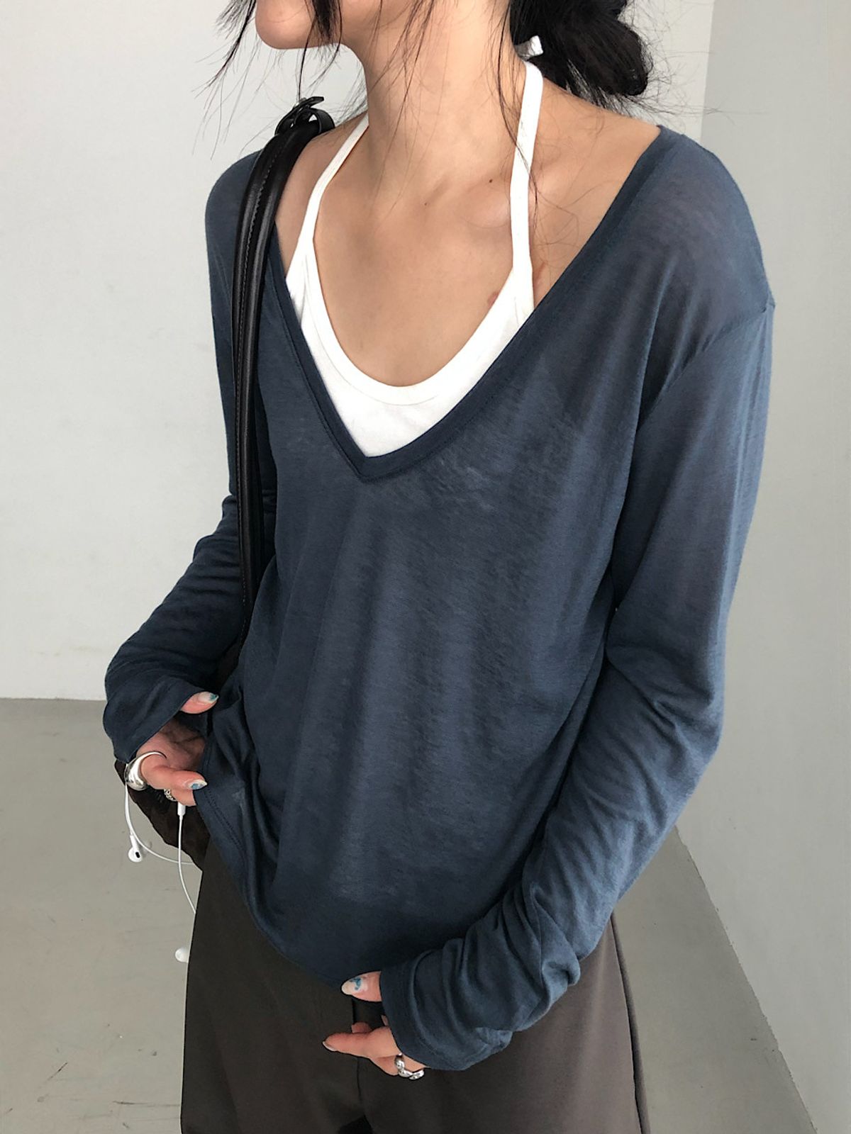 아포엠(APOEM) Loose V-Neck Long Sleeve (3C)