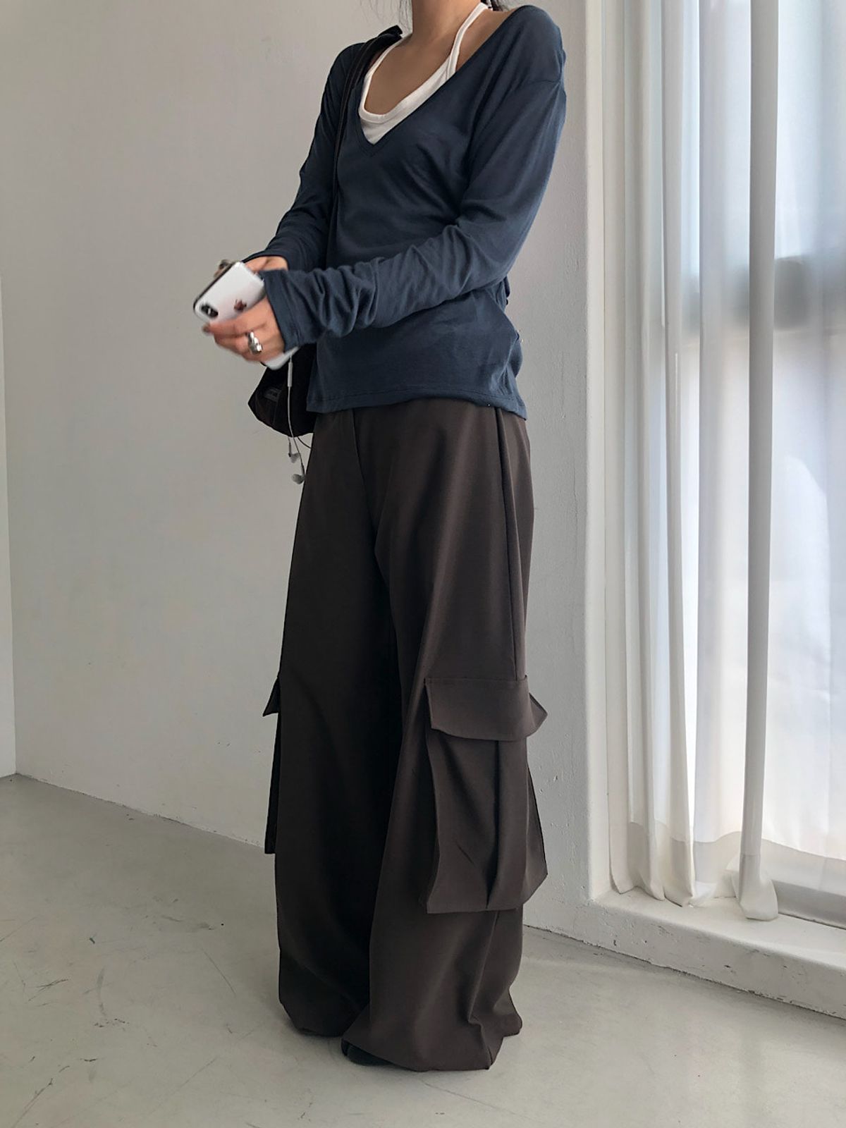 아포엠(APOEM) Loose V-Neck Long Sleeve (3C)