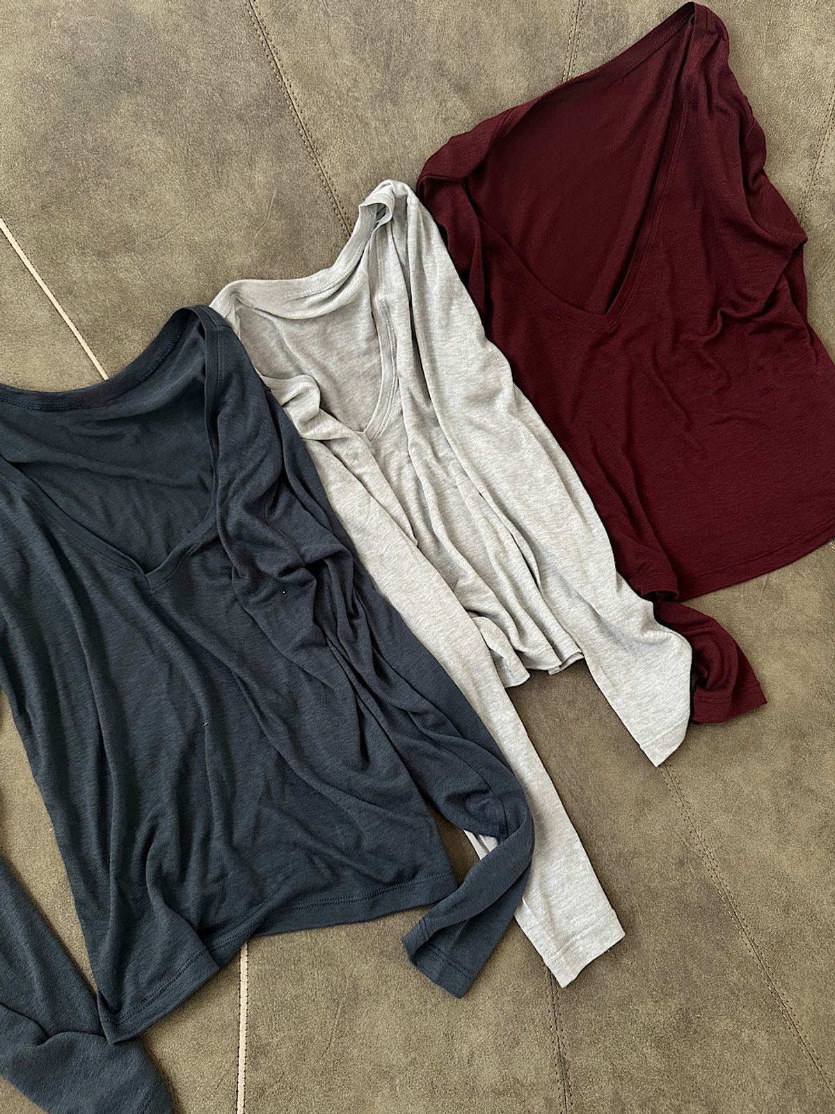 아포엠(APOEM) Loose V-Neck Long Sleeve (3C)